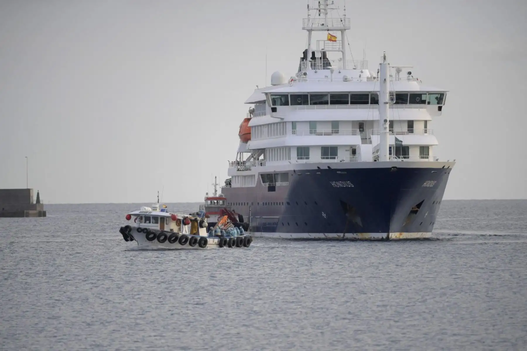 El 10 de mayo de 2026, pasajeros estadounidenses del crucero MV Hondius, con bandera holandesa y afectado por el hantavirus, fueron trasladados en barco al puerto industrial de Granadilla de Abona, en la isla de Tenerife, en las Islas Canarias (España). Foto: AFP
