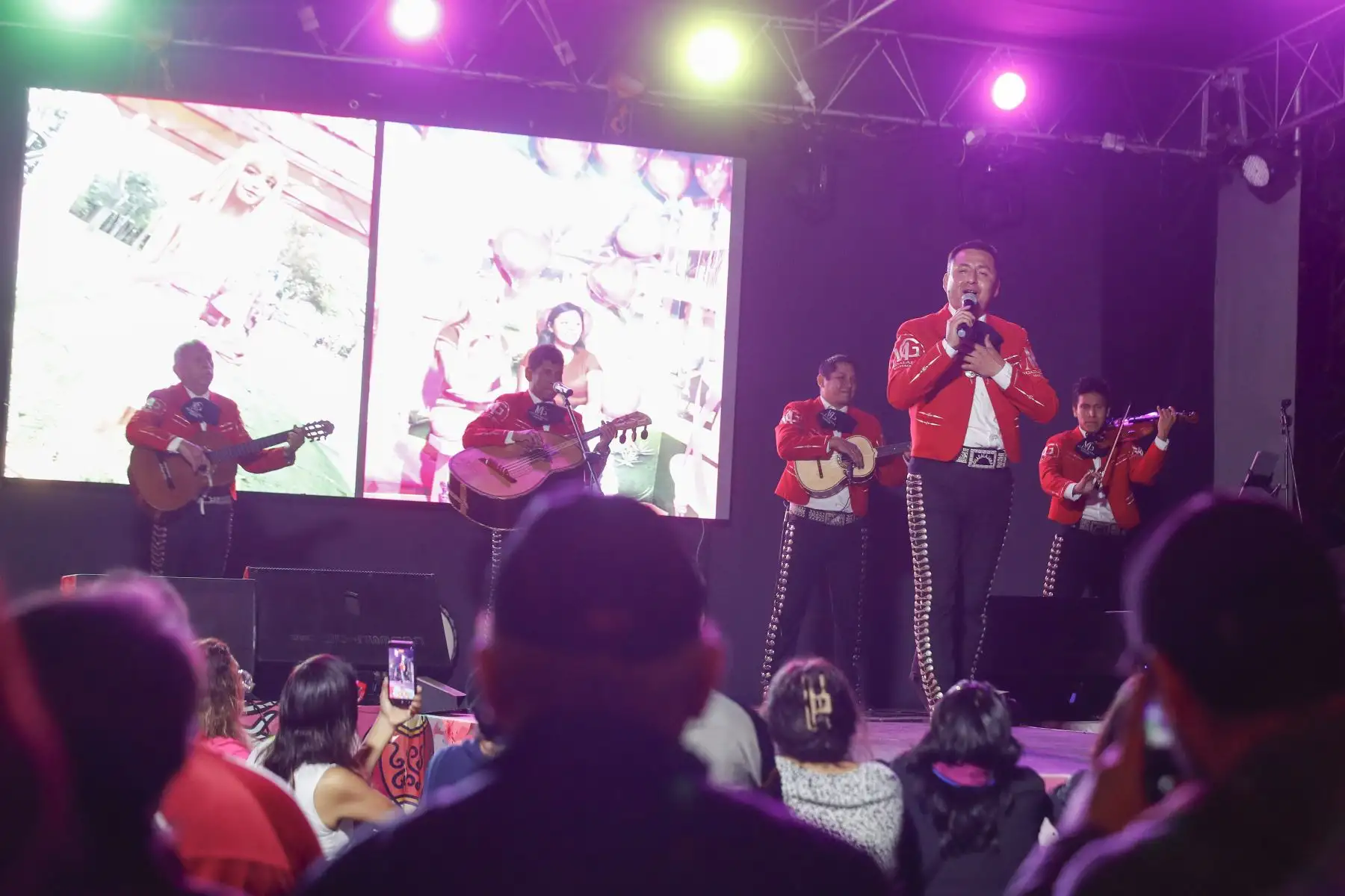 Circuito Mágico del Agua rinde homenaje a madres por el Día de la Madre con la participación musical del grupo Mariachi Guadalajara. Foto: ANDINA/ Eddy Ramos