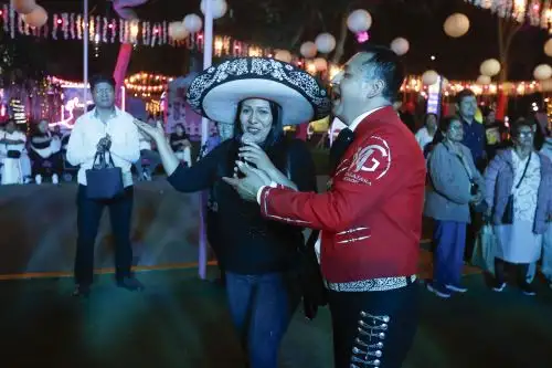 Circuito Mágico del Agua brinda espectáculo con mariachis por el Día de la Madre