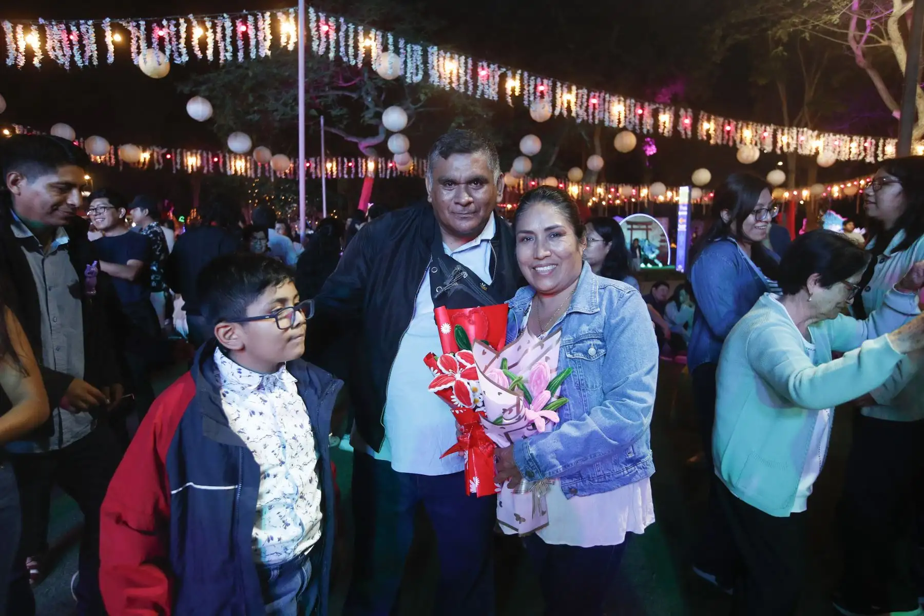 Circuito Mágico del Agua rinde homenaje a madres por el Día de la Madre con la participación musical del grupo Mariachi Guadalajara. Foto: ANDINA/ Eddy Ramos