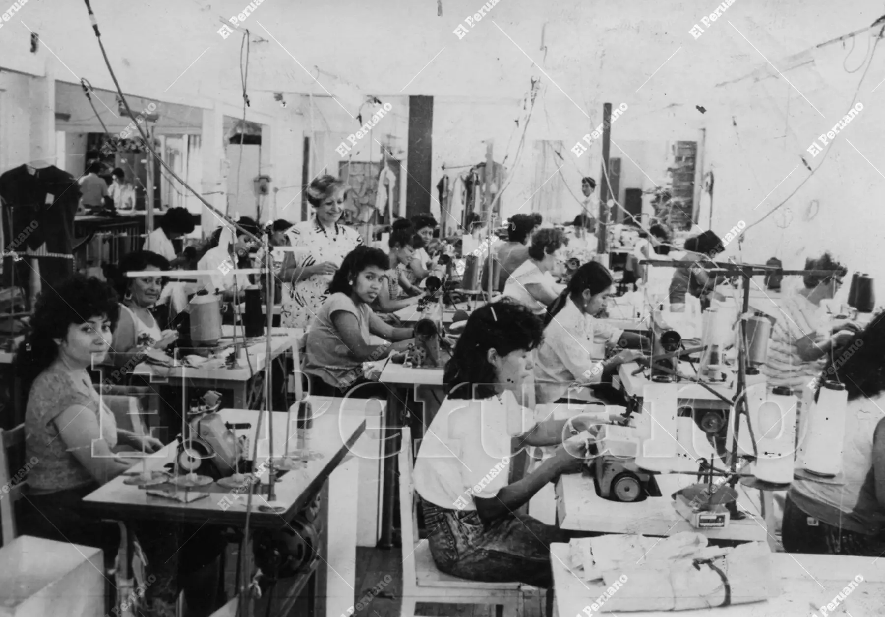 Lima - 17 enero 1989 / Personal en taller de confecciones en Villa El Salvador. Foto: Archivo Histórico de El Peruano