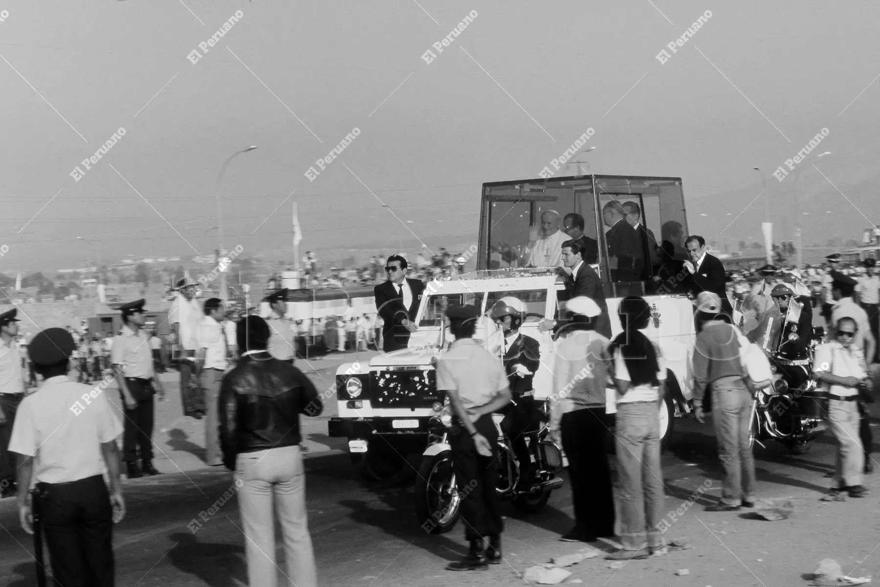 Lima - 05 feb 1985 / El Papa Juan Pablo II desde un estrado preparado con esteras en Villa El Salvador dirigió un mensaje a una multitud proveniente de pueblos jóvenes del cono sur de Lima. Miles de personas dieron muestras de afectos que se traducían en el grito de lemas como el de "Juan Pablo los pobres están contigo". Foto: Archivo Histórico de El Peruano