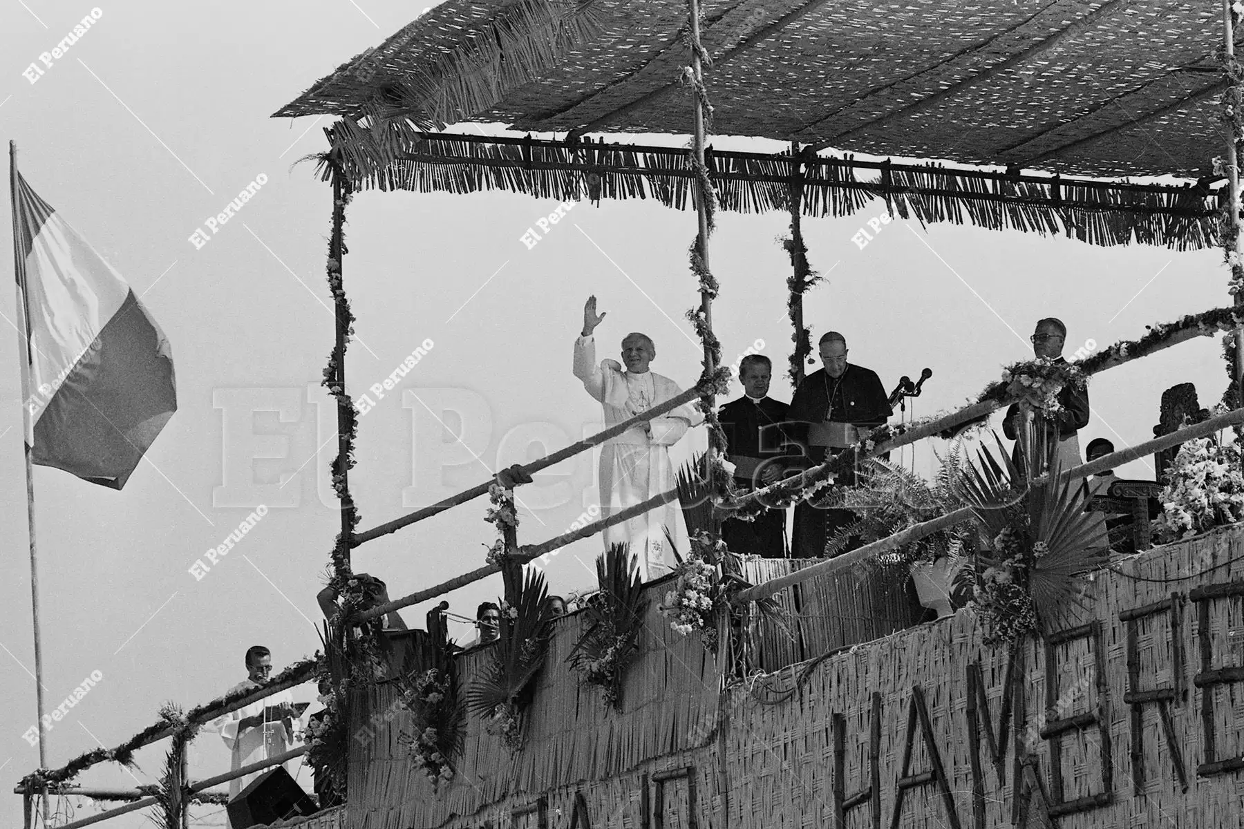 Lima - 5 feb 1985 / El Papa Juan Pablo II desde un estrado preparado con esteras en Villa El Salvador dirigió un mensaje a una multitud proveniente de pueblos jóvenes del cono sur de Lima. Miles de personas dieron muestras de afectos que se traducían en el grito de lemas como el de "Juan Pablo los pobres están contigo". Foto: Archivo Histórico de El Peruano