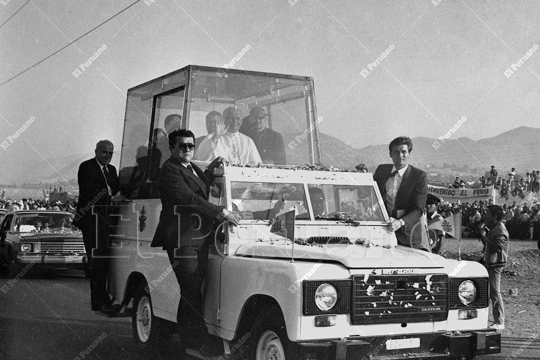 Lima - 05 feb 1985 / El Papa Juan Pablo II desde un estrado preparado con esteras en Villa El Salvador dirigió un mensaje a una multitud proveniente de pueblos jóvenes del cono sur de Lima. Miles de personas dieron muestras de afectos que se traducían en el grito de lemas como el de "Juan Pablo los pobres están contigo". Foto: Archivo Histórico de El Peruano