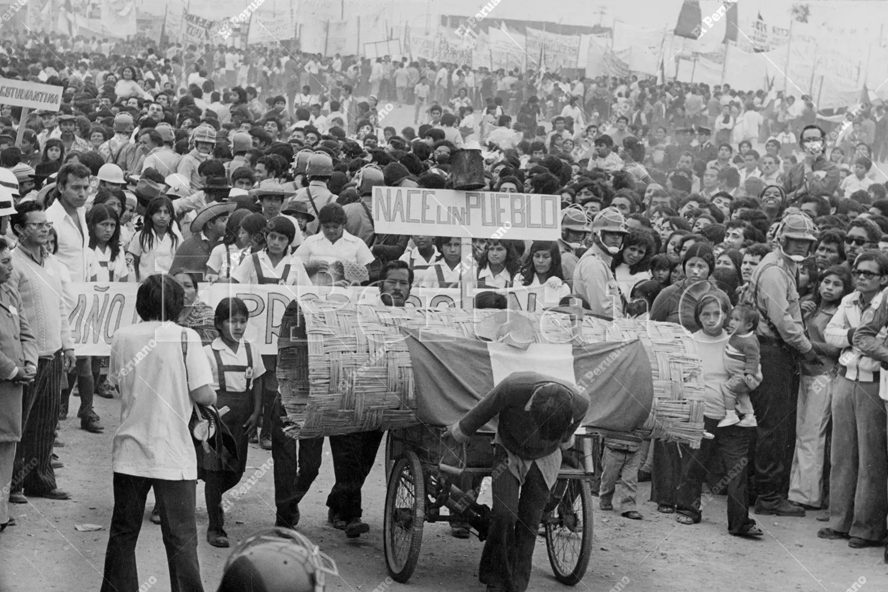 Lima - 16 mayo 1976 /  Desfile por el quinto aniversario de Villa El Salvador. Foto: Archivo Histórico de El Peruano