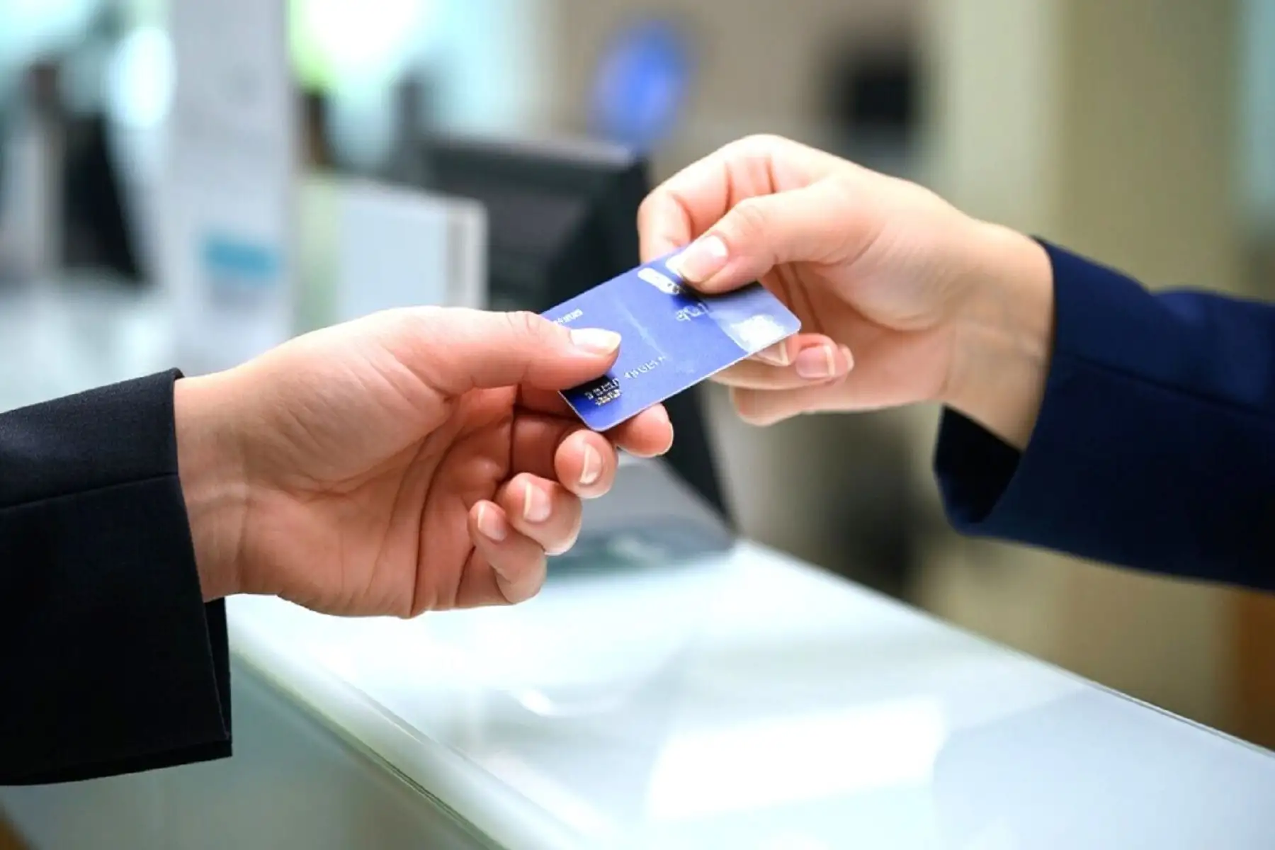 Indecopi sanciona a banco por entregar tarjeta de crédito sin autorización