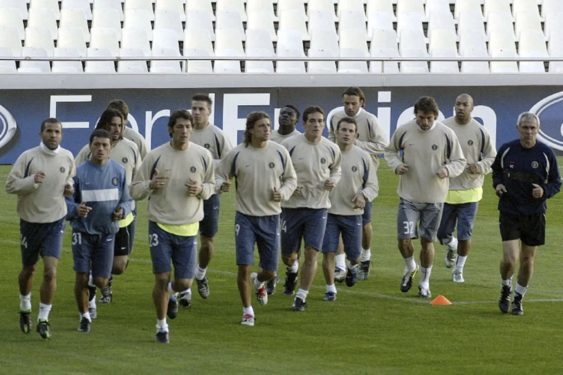 Los jugadores del equipo de fútbol del Inter de Milán corren con su entrenador, Héctor Cúper (R), en el estadio Mestalla el 21 de abril de 2003 en Valencia en vísperas de su partido de la Liga de Campeones contra el Valencia. Foto: AFP