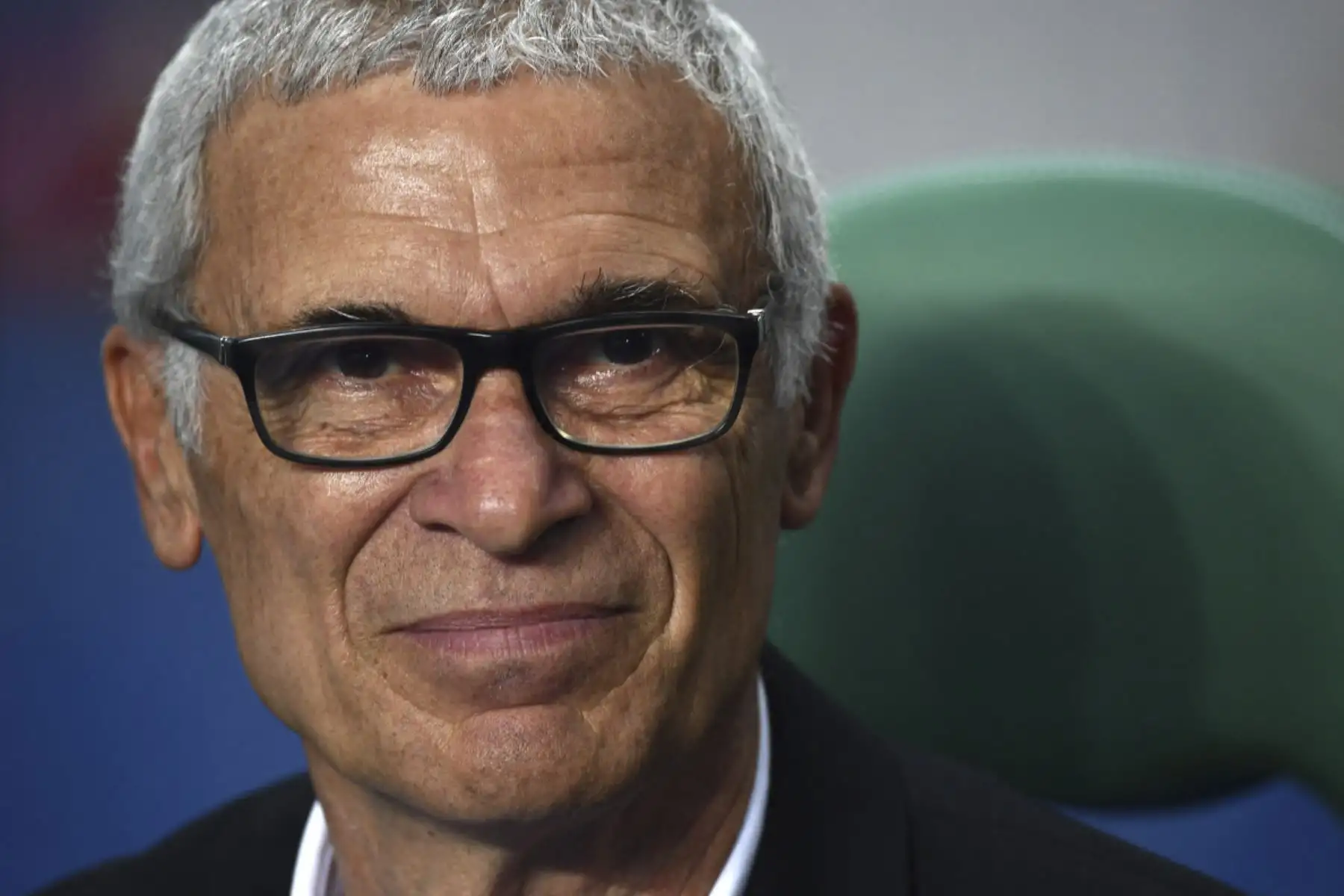 El entrenador argentino de Egipto, Héctor Raúl Cuper, observa antes del inicio del partido final de fútbol de la Copa Africana de Naciones 2017 entre Egipto y Camerún en el Stade de l