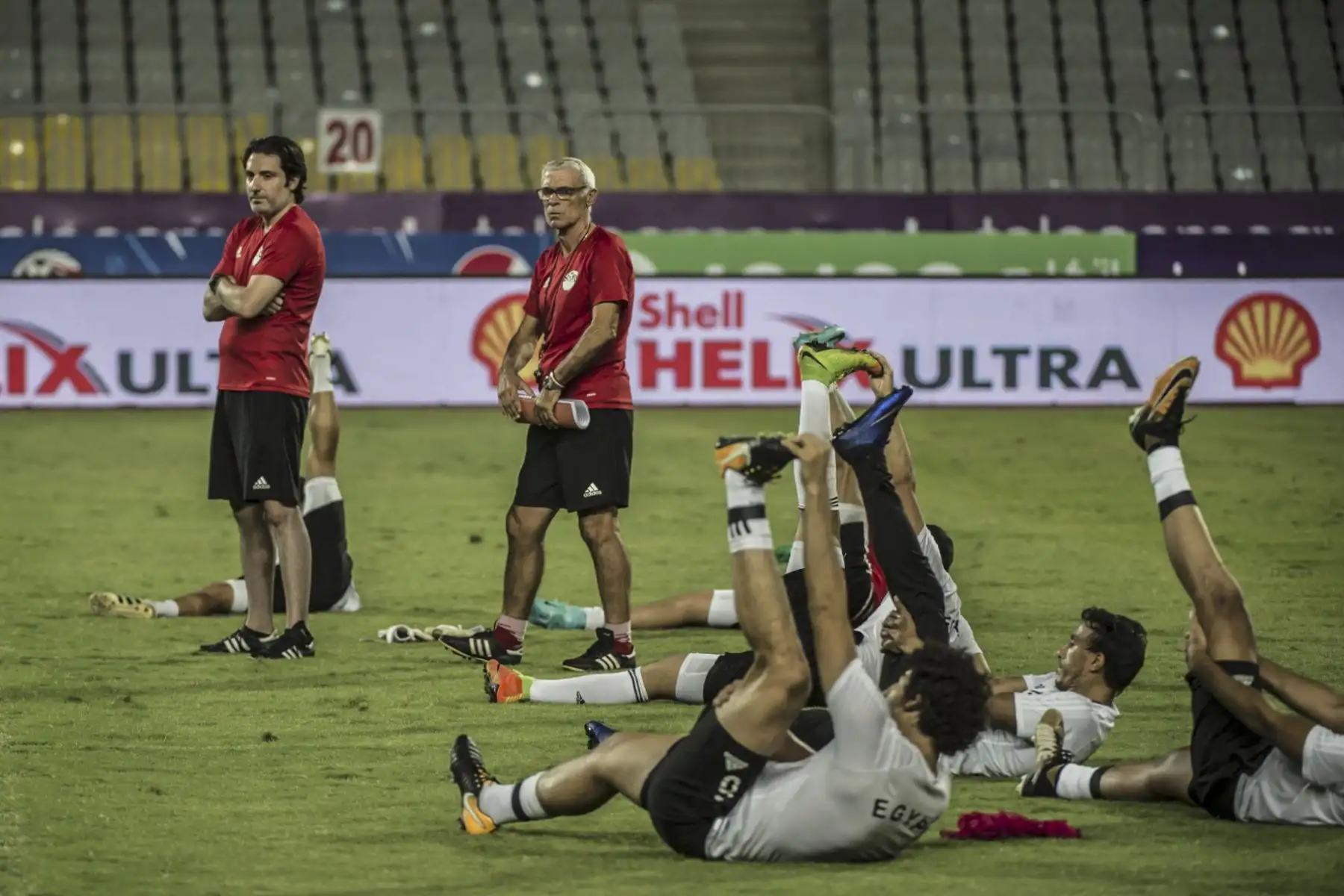 El entrenador en jefe de Egipto, Héctor Cuper (C), asiste a una sesión de entrenamiento con sus jugadores en el estadio Borg al-Arab, cerca de Alejandría, el 4 de septiembre de 2017, en vísperas del partido de fútbol clasificatorio de la Copa Mundial de África 2018 entre Uganda y Egipto. (Foto de KHALED DESOUKI / AFP)