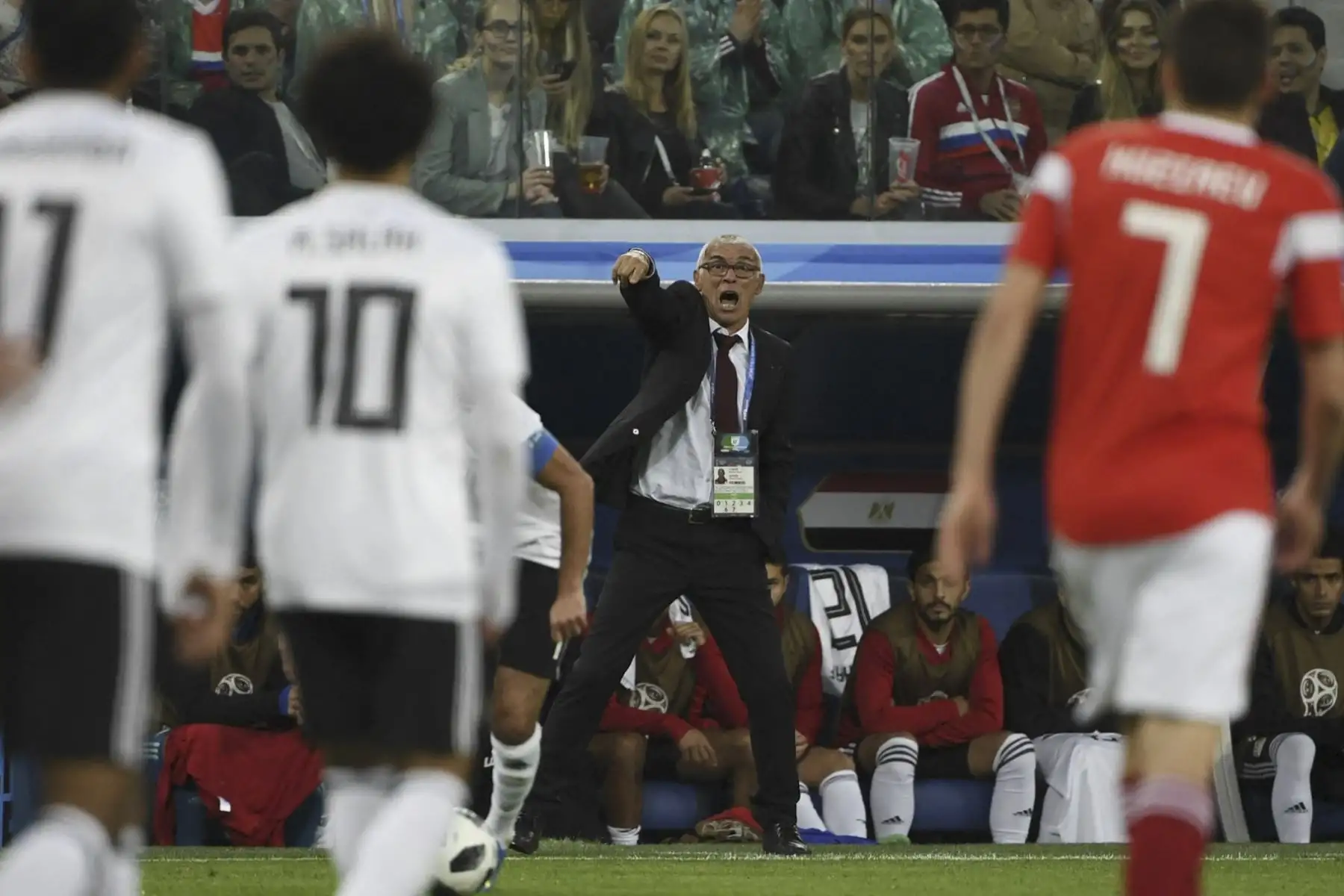 El entrenador de Egipto, Héctor Raúl Cuper, grita desde el margen durante el partido de fútbol del Grupo A de la Copa Mundial de Rusia 2018 entre Rusia y Egipto en el Estadio de San Petersburgo de San Petersburgo el 19 de junio de 2018. (Foto de Paul ELLIS / AFP)