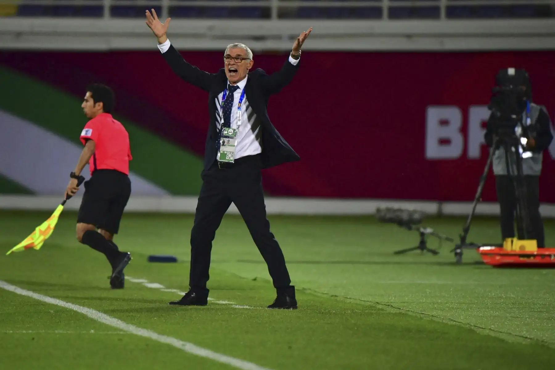 El entrenador de Uzbekistán, Héctor Raúl Cuper, reacciona durante el partido de fútbol de la Copa Asiática de la AFC 2019 entre Australia y Uzbekistán en el Estadio Khalifa bin Zayed en Al-Ain el 21 de enero de 2019. (Foto de Giuseppe CACACE / AFP)