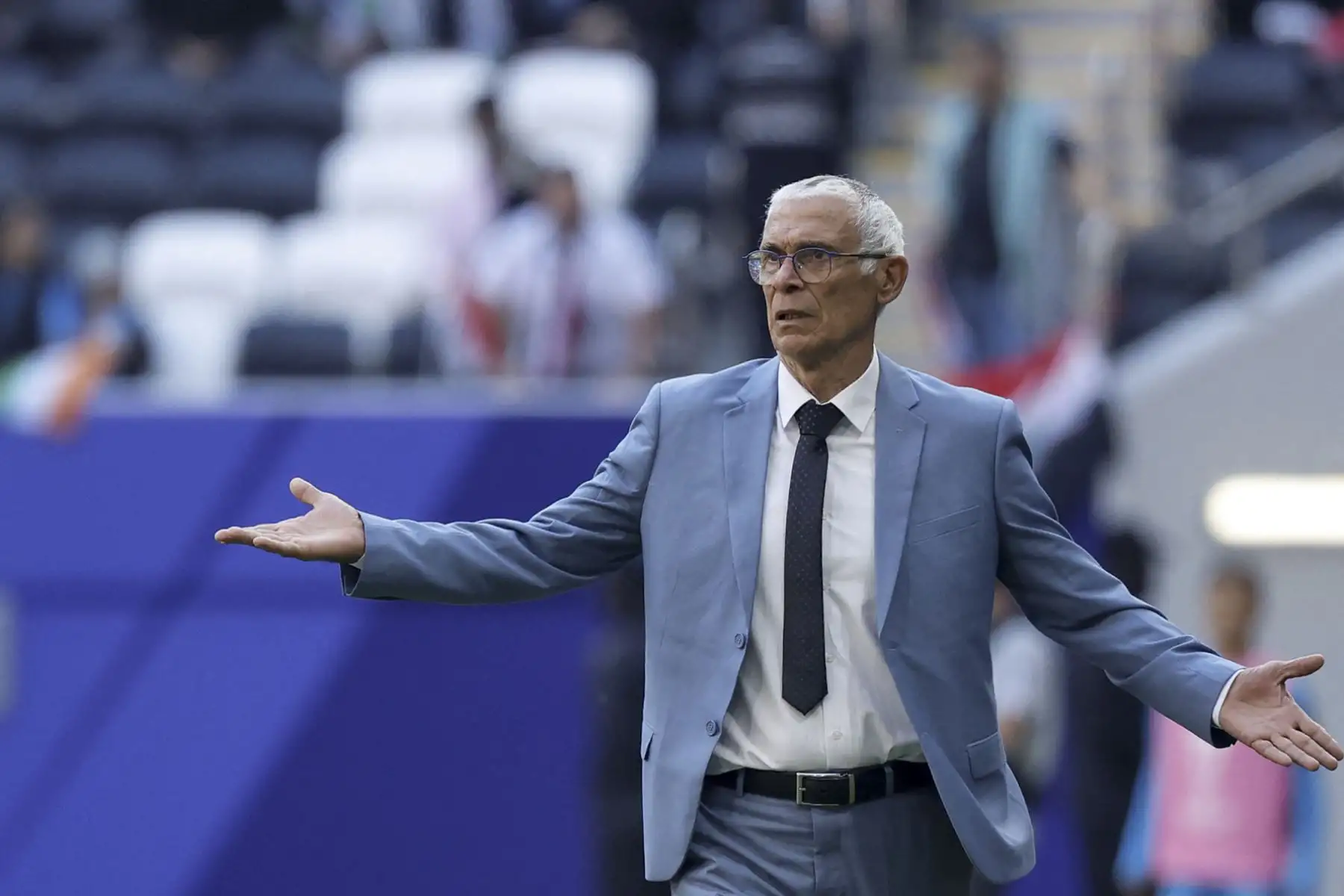 El entrenador argentino de Siria, Héctor Cuper, reacciona durante el partido de fútbol del Grupo B de la Copa Asiática de Qatar 2023 AFC entre Siria e India en el estadio Al-Bayt en al-Khor, al norte de Doha, el 23 de enero de 2024. (Foto de KARIM JAAFAR / AFP)