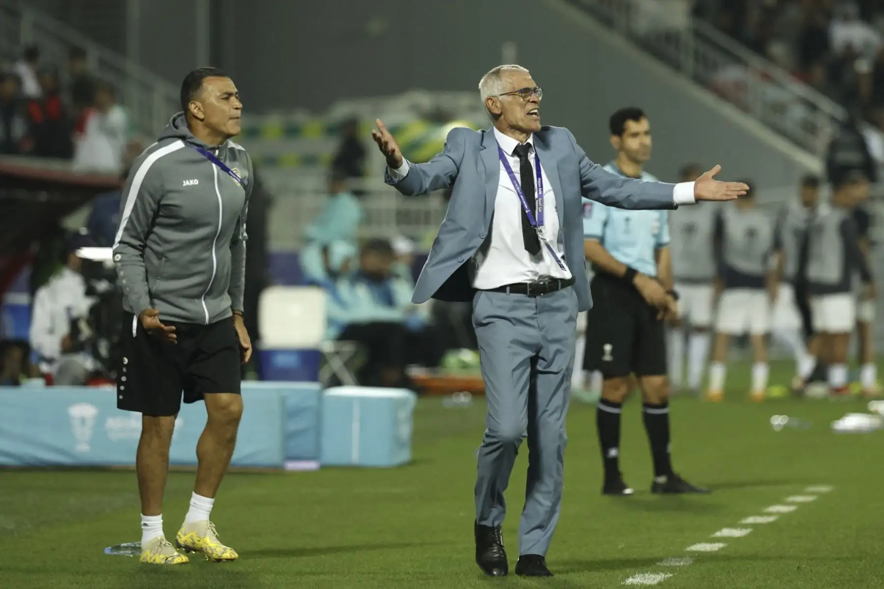 El entrenador argentino de Siria, Héctor Cuper (R), grita instrucciones a sus jugadores desde la línea de banda junto al portero egipcio de Siria, Essam el-Hadary, durante el partido de fútbol de la Copa Asiática AFC de Qatar 2023 entre Irán y Siria en el Estadio Abdullah bin Khalifa en Doha el 31 de enero de 2024. (Foto de KARIM JAAFAR / AFP)