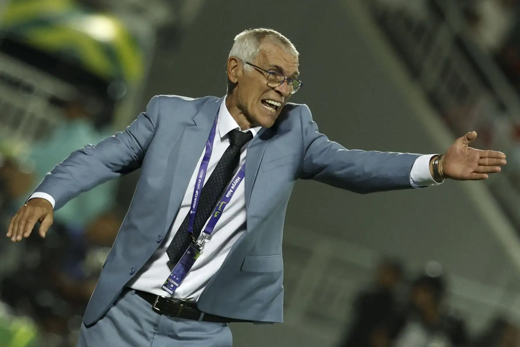 El entrenador argentino de Siria, Héctor Cuper, grita instrucciones a sus jugadores desde la línea de banda durante el partido de fútbol de la Copa Asiática de Qatar 2023 AFC entre Irán y Siria en el Estadio Abdullah bin Khalifa en Doha el 31 de enero de 2024. (Foto de KARIM JAAFAR / AFP)