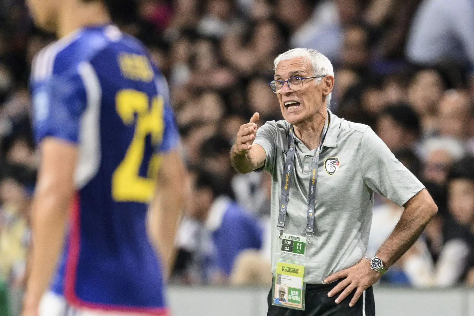El entrenador en jefe de Siria, HÈctor C ̇per, hace gestos durante la clasificación conjunta de la Copa Mundial de la FIFA 2026 y el partido de fútbol de clasificación de la Copa Asiática de la AFC 2027 entre Japón y Siria en el Estadio Edison Peace Wing Hiroshima en Hiroshima el 11 de junio de 2024. (Foto de Philip FONG / AFP)