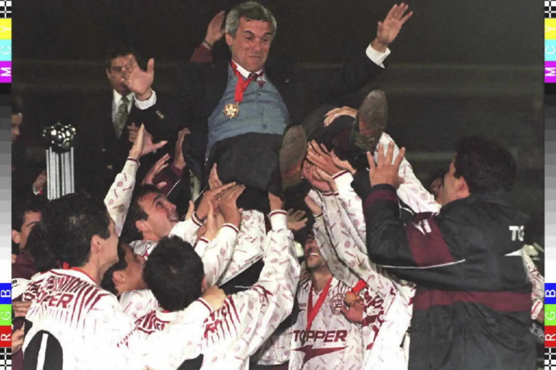 Los jugadores de Lanus celebran levantando a su entrenador Héctor Cuper en el aire después de que el equipo derrotara a Santa Fe para ganar el torneo de fútbol de la CONMEBOL en Bogotá el 4 de diciembre. Lanus derrotó a Santa Fe 1-0. (Foto de Marcelo SALINAS / AFP)