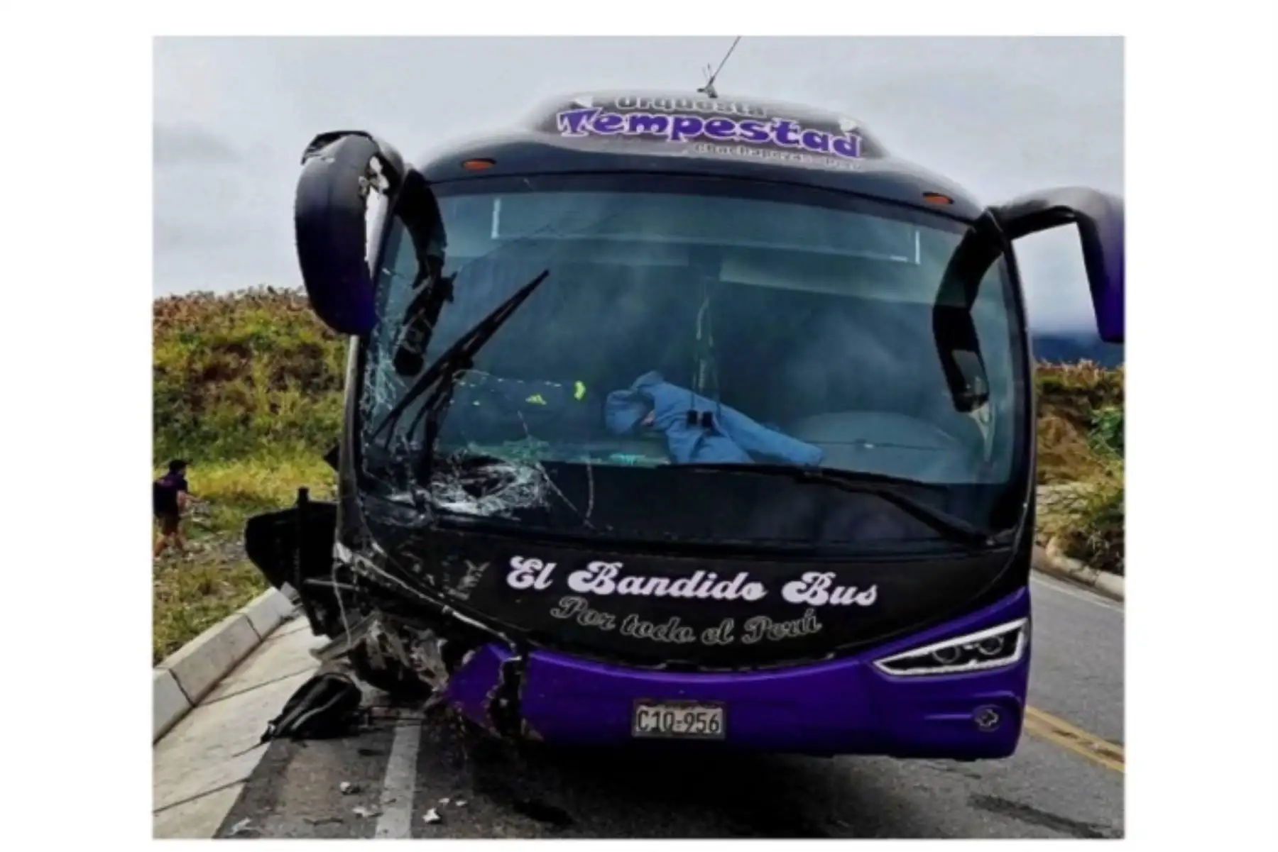 Bus de Orquesta Tempestad sufrió accidente en la carretera Fernando Belaúnde Terry