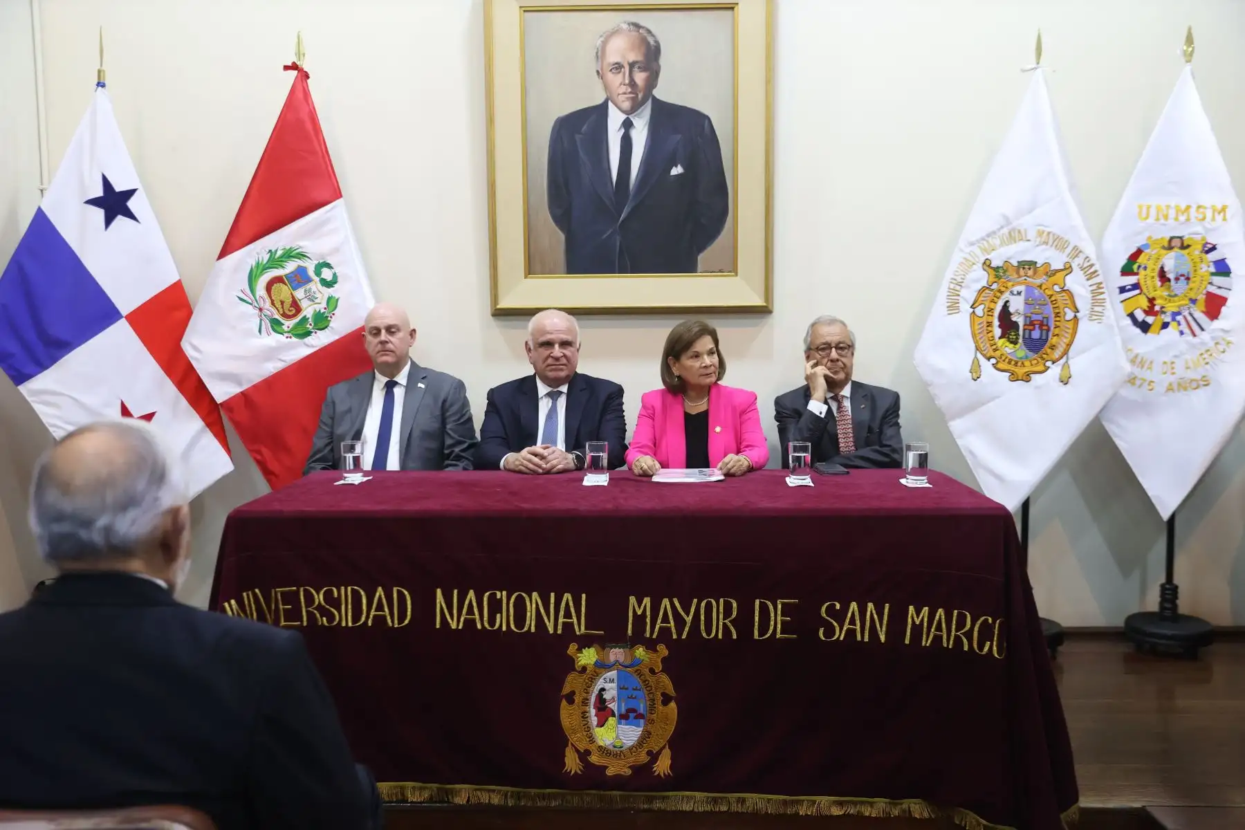 En el marco del 475 Aniversario de Fundación de la Universidad Nacional Mayor de San Marcos (UNMSM), el Instituto Raúl Porras Barrenechea, fue el escenario de la conferencia magistral titulada “Bicentenario del Congreso Anfictiónico de Panamá”, a cargo del viceministro de Relaciones Exteriores de la República de Panamá, doctor Carlos Guevara Mann. El evento contó con la participación de la Rectora Jerí Ramón y el director del instituto,  Luis Mendivil-Canales.  Foto: ANDINA/Melina Mejía
