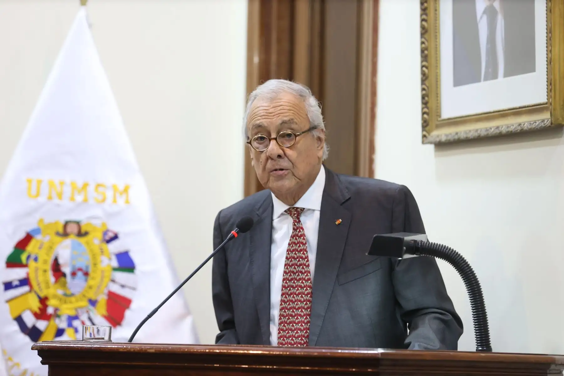 En el marco del 475 Aniversario de Fundación de la Universidad Nacional Mayor de San Marcos (UNMSM), el Instituto Raúl Porras Barrenechea, fue el escenario de la conferencia magistral titulada “Bicentenario del Congreso Anfictiónico de Panamá”, a cargo del viceministro de Relaciones Exteriores de la República de Panamá, doctor Carlos Guevara Mann. El evento contó con la participación de la Rectora Jerí Ramón y el director del instituto,  Luis Mendivil-Canales.  Foto: ANDINA/Melina Mejía