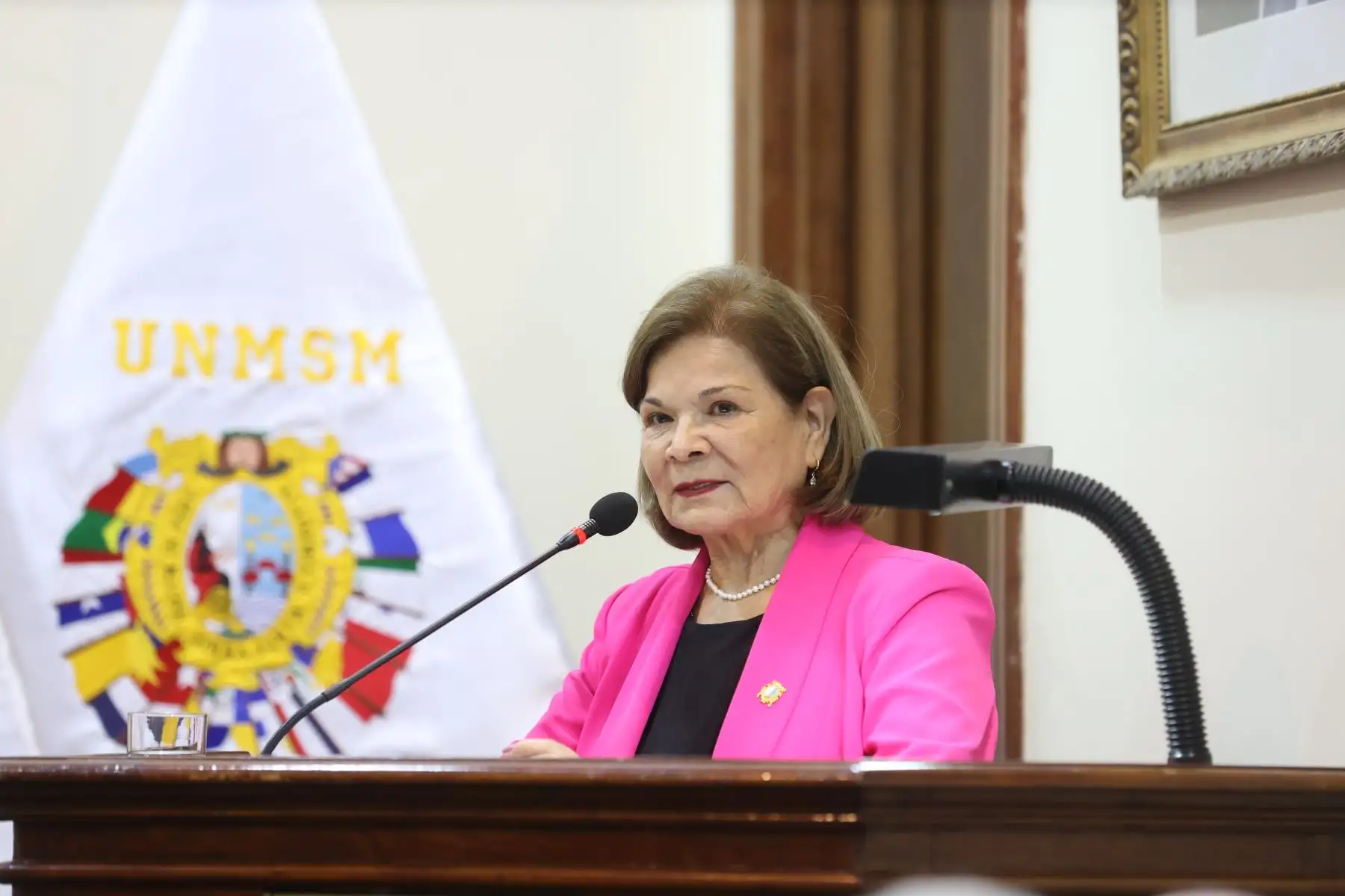 En el marco del 475 Aniversario de Fundación de la Universidad Nacional Mayor de San Marcos (UNMSM), el Instituto Raúl Porras Barrenechea, fue el escenario de la conferencia magistral titulada “Bicentenario del Congreso Anfictiónico de Panamá”, a cargo del viceministro de Relaciones Exteriores de la República de Panamá, doctor Carlos Guevara Mann. El evento contó con la participación de la Rectora Jerí Ramón y el director del instituto,  Luis Mendivil-Canales.  Foto: ANDINA/Melina Mejía