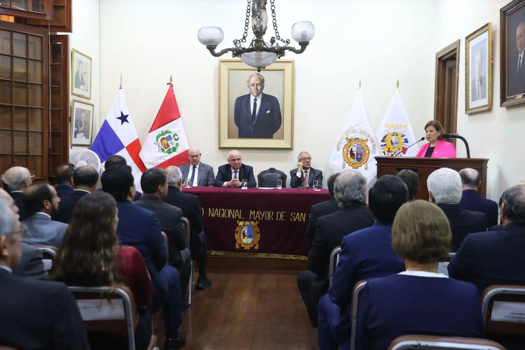 En el marco del 475 Aniversario de Fundación de la Universidad Nacional Mayor de San Marcos (UNMSM), el Instituto Raúl Porras Barrenechea, fue el escenario de la conferencia magistral titulada “Bicentenario del Congreso Anfictiónico de Panamá”, a cargo del viceministro de Relaciones Exteriores de la República de Panamá, doctor Carlos Guevara Mann. El evento contó con la participación de la Rectora Jerí Ramón y el director del instituto,  Luis Mendivil-Canales.  Foto: ANDINA/Melina Mejía