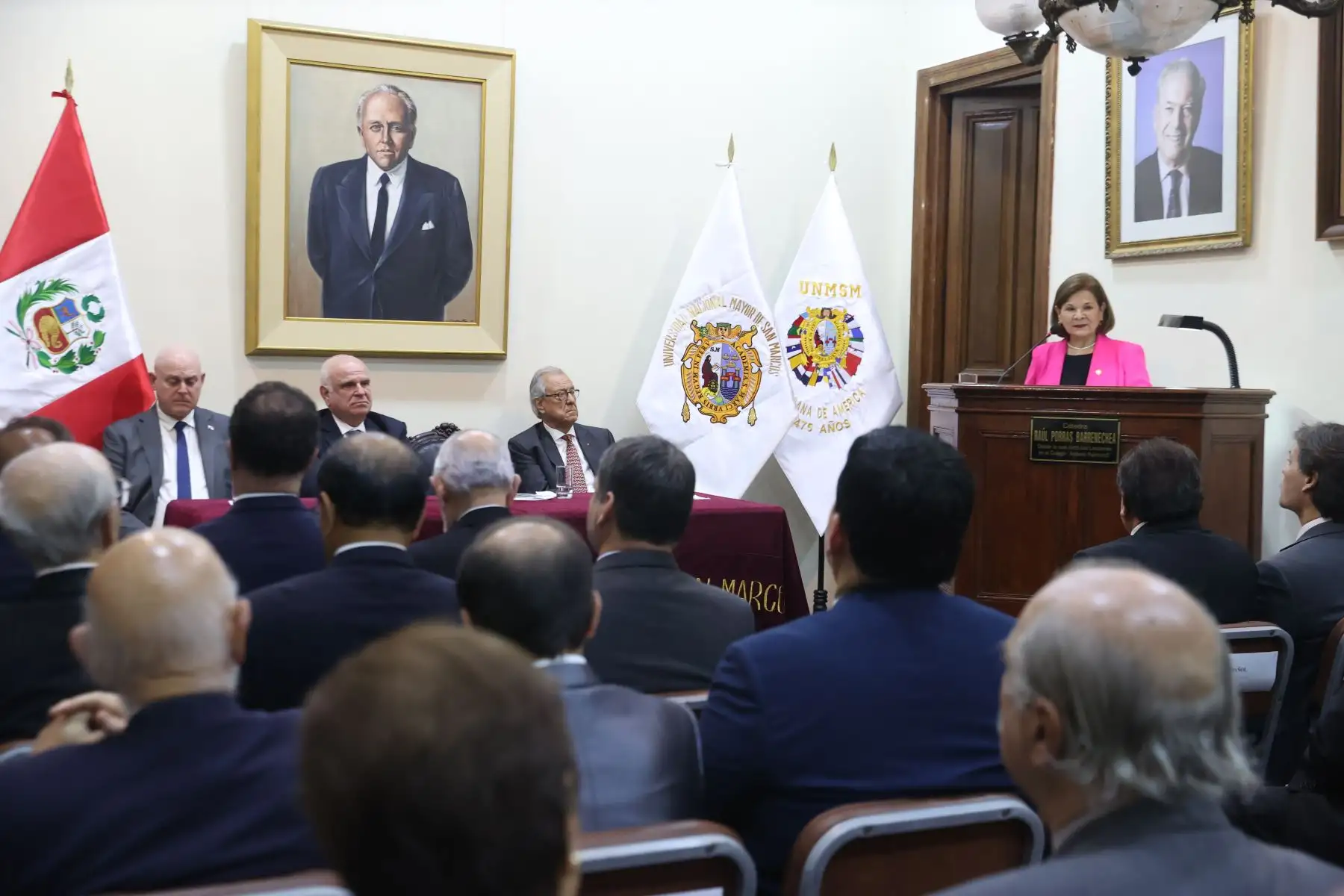 En el marco del 475 Aniversario de Fundación de la Universidad Nacional Mayor de San Marcos (UNMSM), el Instituto Raúl Porras Barrenechea, fue el escenario de la conferencia magistral titulada “Bicentenario del Congreso Anfictiónico de Panamá”, a cargo del viceministro de Relaciones Exteriores de la República de Panamá, doctor Carlos Guevara Mann. El evento contó con la participación de la Rectora Jerí Ramón y el director del instituto,  Luis Mendivil-Canales.  Foto: ANDINA/Melina Mejía
