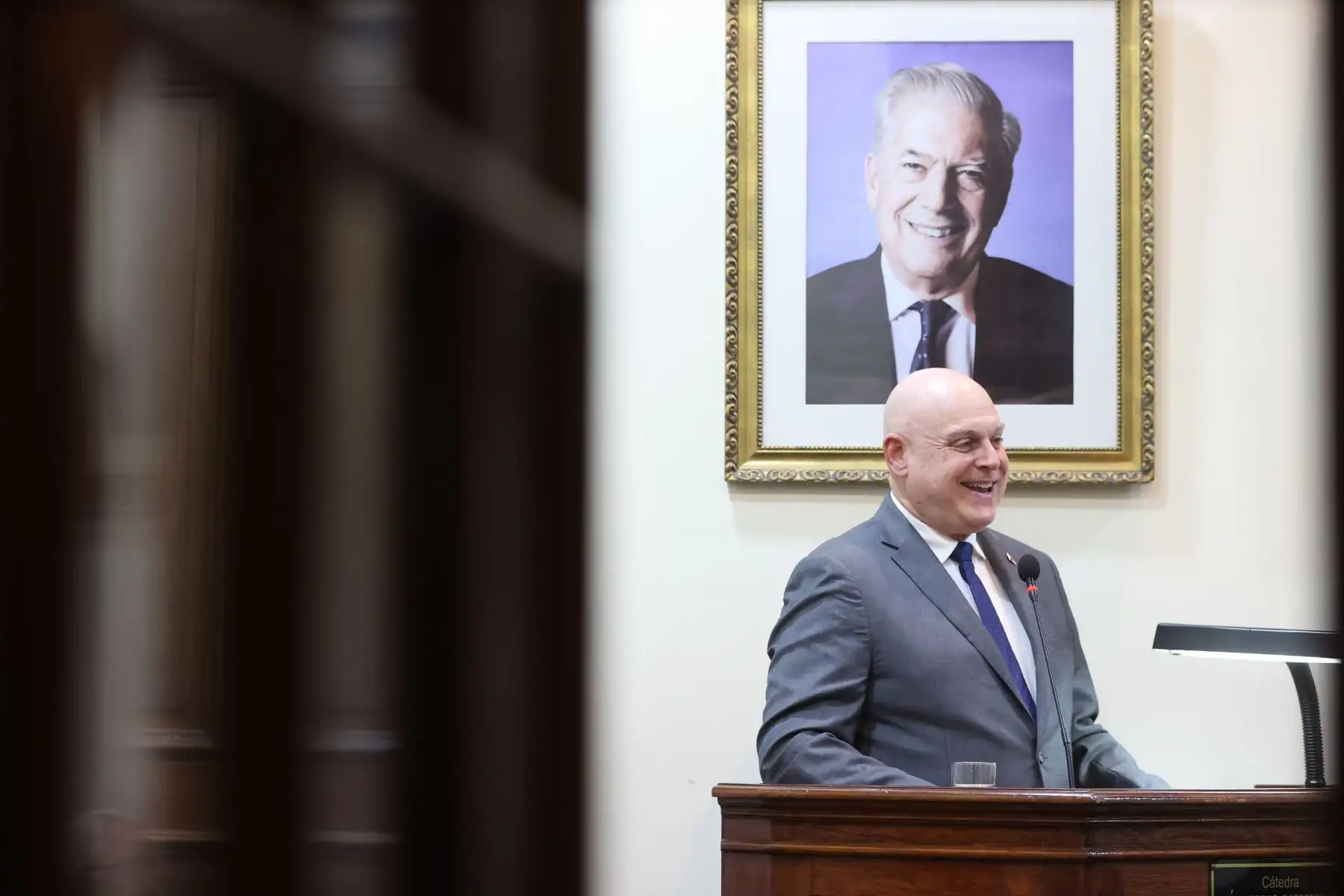 En el marco del 475 Aniversario de Fundación de la Universidad Nacional Mayor de San Marcos (UNMSM), el Instituto Raúl Porras Barrenechea, fue el escenario de la conferencia magistral titulada “Bicentenario del Congreso Anfictiónico de Panamá”, a cargo del viceministro de Relaciones Exteriores de la República de Panamá, doctor Carlos Guevara Mann. El evento contó con la participación de la Rectora Jerí Ramón y el director del instituto,  Luis Mendivil-Canales.  Foto: ANDINA/Melina Mejía