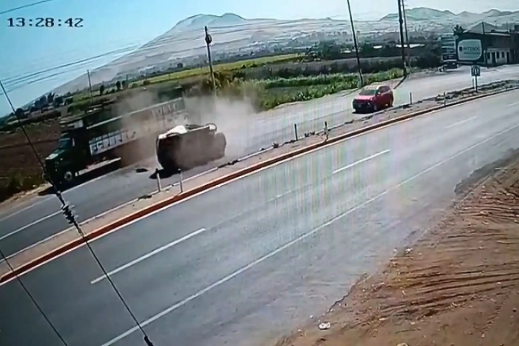 Chancay: cámara de seguridad registró choque de camioneta con camión donde murió pasajera
