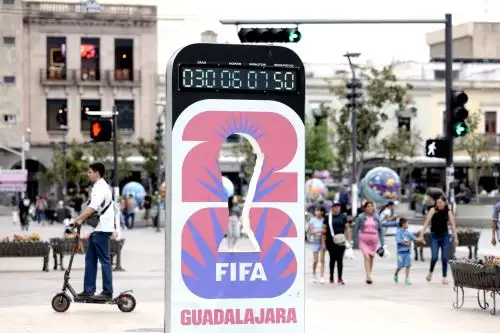 Un reloj marca los días faltantes para la Copa Mundial 2026, mientras ciudadanos locales y turistas caminan por Guadalajara, Jalisco, México. Foto: AFP.