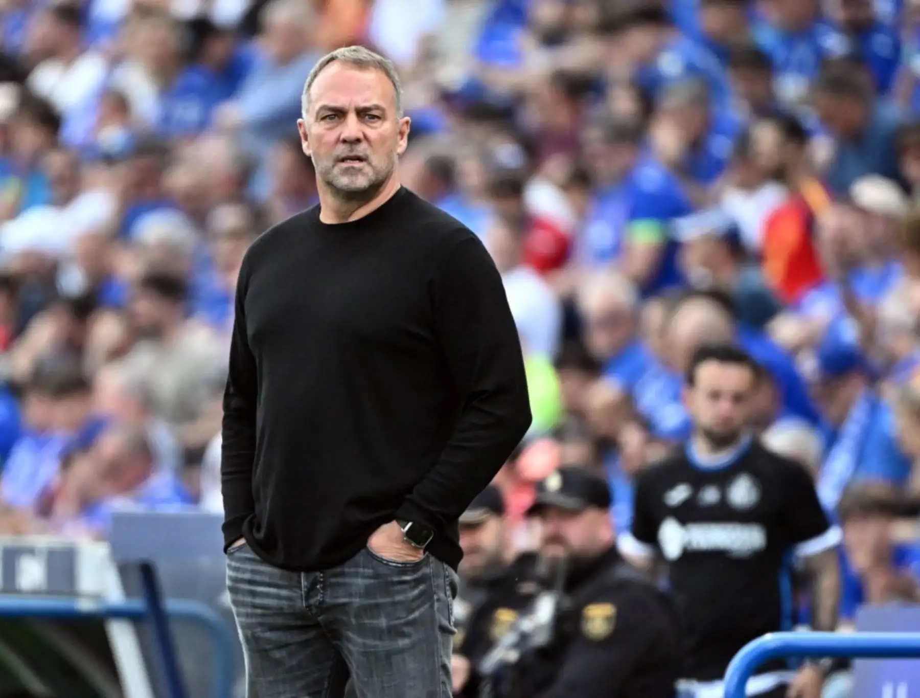 El entrenador alemán Hansi Flick confirmó su renovación con el Barcelona