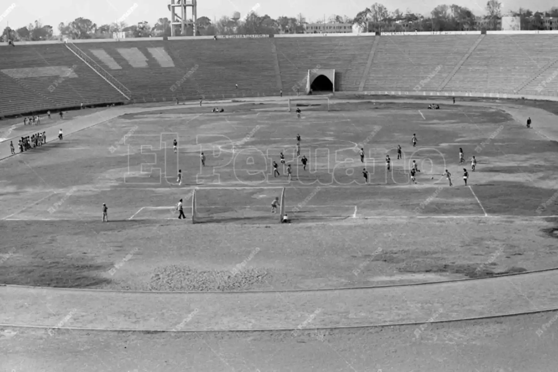 Vista del Estadio de la Universidad Nacional Mayor de San Marcos, inaugurado en 1951 durante las celebraciones por el cuarto centenario de la Decana de América y considerado en su momento uno de los recintos deportivos más grandes del país. Foto: Archivo Histórico de El Peruano.