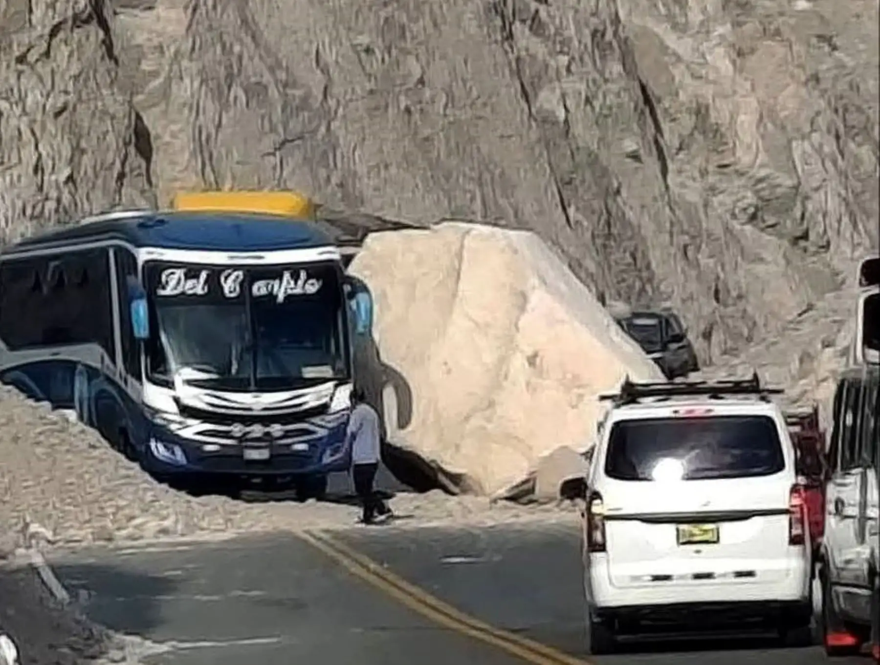 Arequipa: derrumbe de rocas restringe el tránsito vehicular en la provincia de Castilla