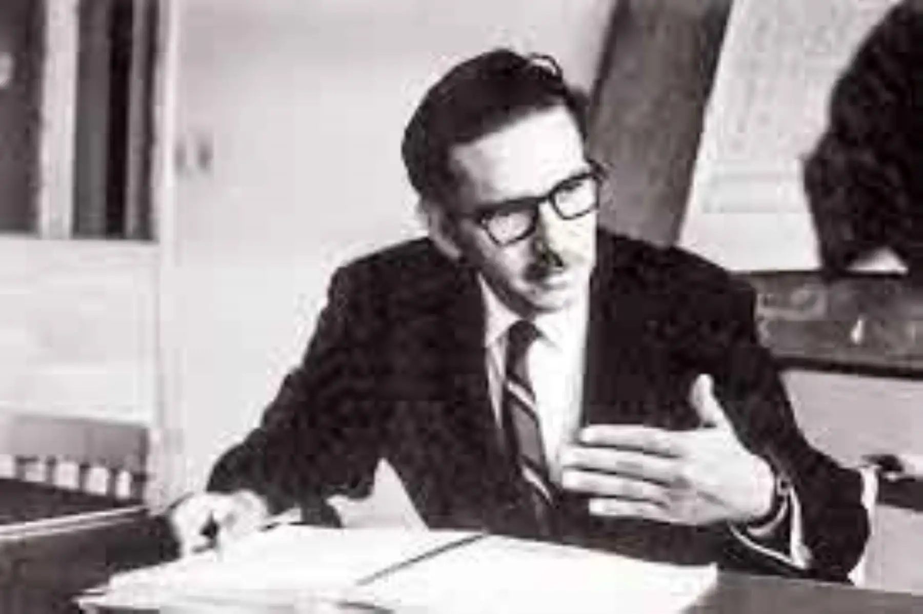 Augusto Salazar Bondy estudió Filosofía en San Marcos y posteriormente ejerció la docencia universitaria. Sus investigaciones y ensayos se centraron en el pensamiento latinoamericano, la educación y la identidad cultural peruana. Foto: Internet/Medios.