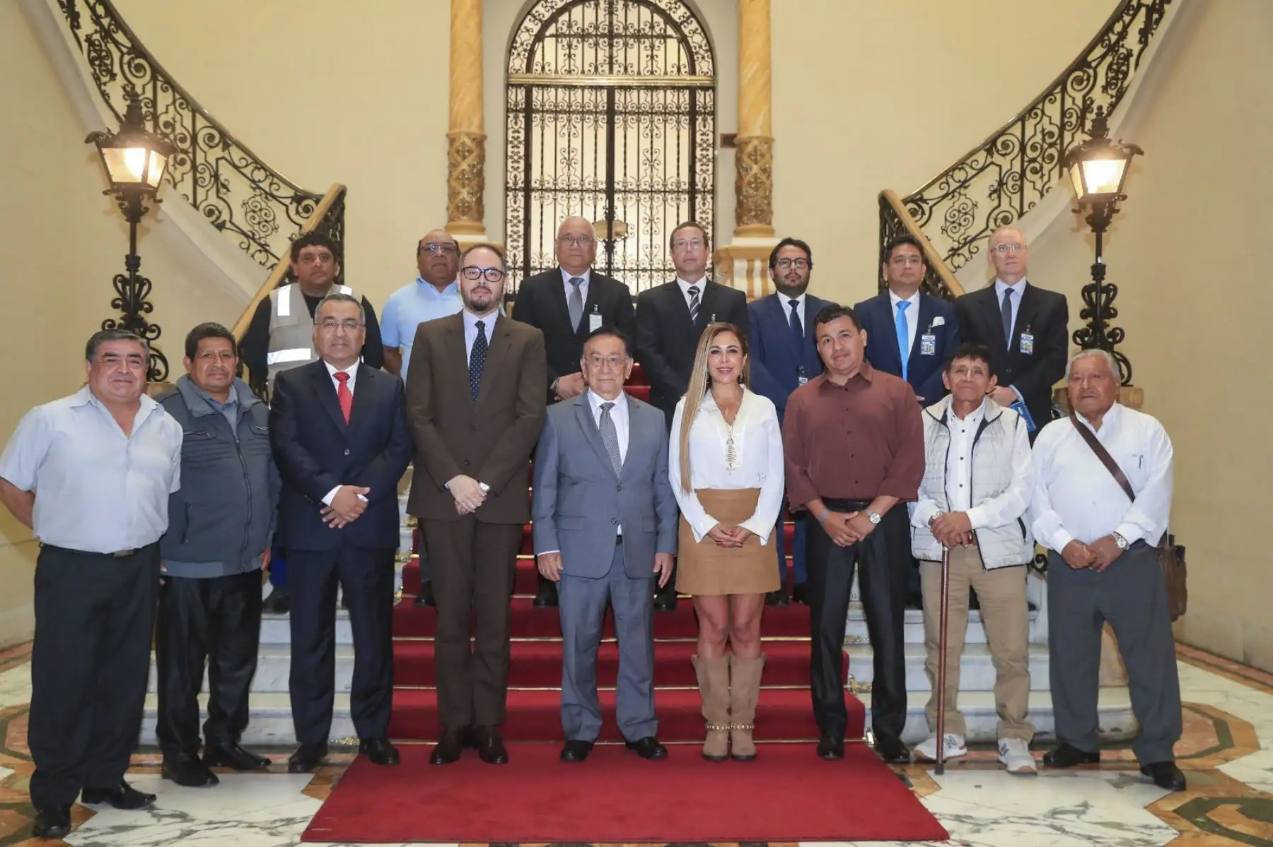 El presidente José María Balcázar sostuvo una reunión con representantes de los pescadores artesanales del Callao, reafirmando el compromiso del Gobierno de trabajar de manera conjunta para alcanzar soluciones de consenso que garanticen el normal desarrollo de sus actividades. Foto: Presidencia