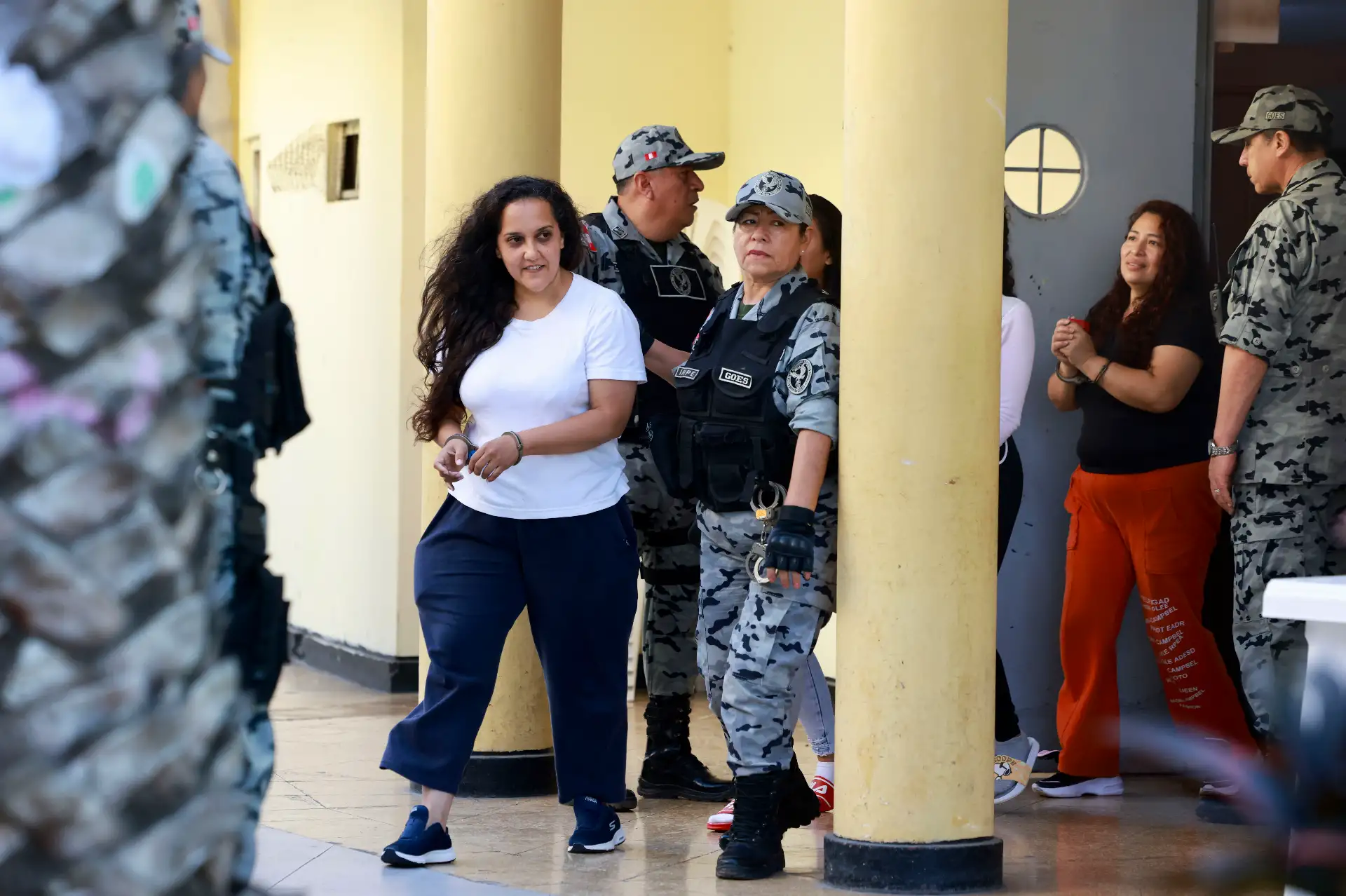 En el marco del Plan Nacional de Deshacinamiento, el ministro de Justicia y Derechos Humanos, Luis Jiménez Borra, supervisó el traslado a 48 internas del penal de Mujeres de Chorrillos al E.P. Virgen de Fátima. La operación se realizó esta mañana con el apoyo de más de 50 agentes penitenciarios. Foto: Minjus