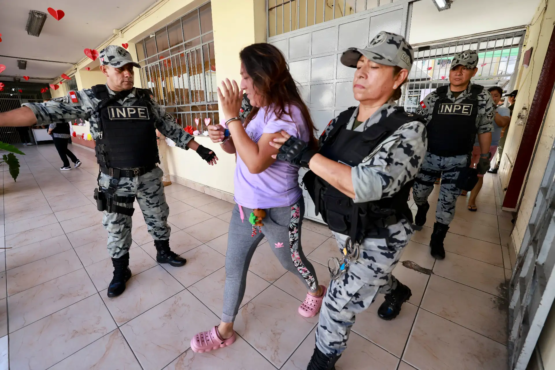 En el marco del Plan Nacional de Deshacinamiento, el ministro de Justicia y Derechos Humanos, Luis Jiménez Borra, supervisó el traslado a 48 internas del penal de Mujeres de Chorrillos al E.P. Virgen de Fátima. La operación se realizó esta mañana con el apoyo de más de 50 agentes penitenciarios. Foto: Minjus