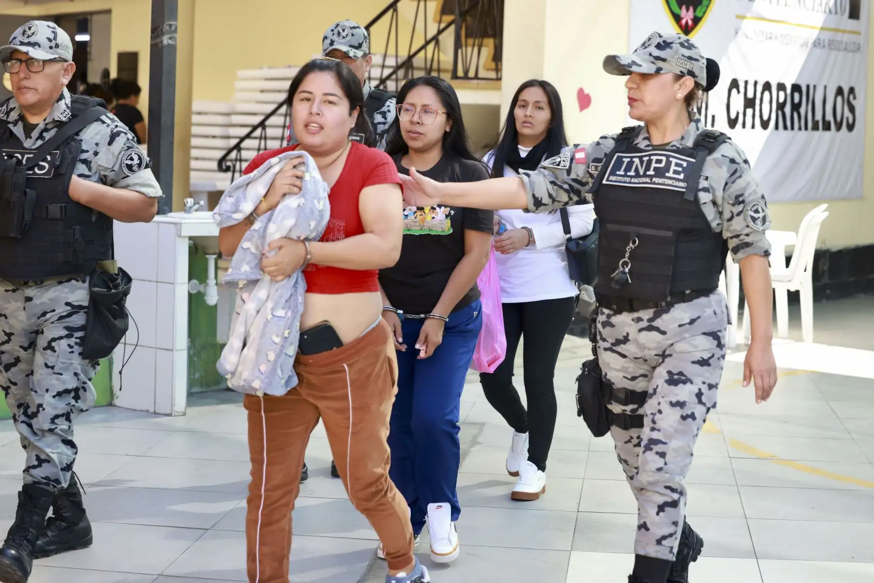 En el marco del Plan Nacional de Deshacinamiento, el ministro de Justicia y Derechos Humanos, Luis Jiménez Borra, supervisó el traslado a 48 internas del penal de Mujeres de Chorrillos al E.P. Virgen de Fátima. La operación se realizó esta mañana con el apoyo de más de 50 agentes penitenciarios. Foto: Minjus
