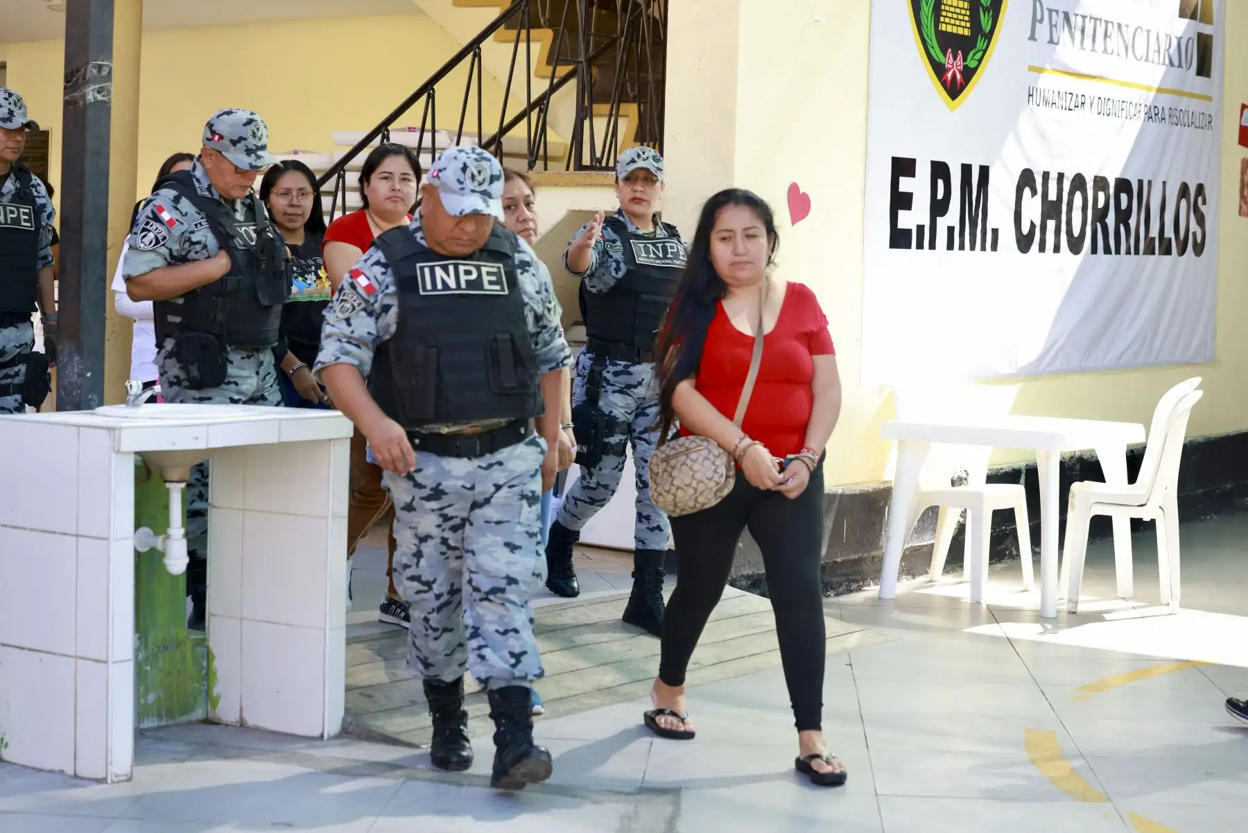 En el marco del Plan Nacional de Deshacinamiento, el ministro de Justicia y Derechos Humanos, Luis Jiménez Borra, supervisó el traslado a 48 internas del penal de Mujeres de Chorrillos al E.P. Virgen de Fátima. La operación se realizó esta mañana con el apoyo de más de 50 agentes penitenciarios. Foto: Minjus