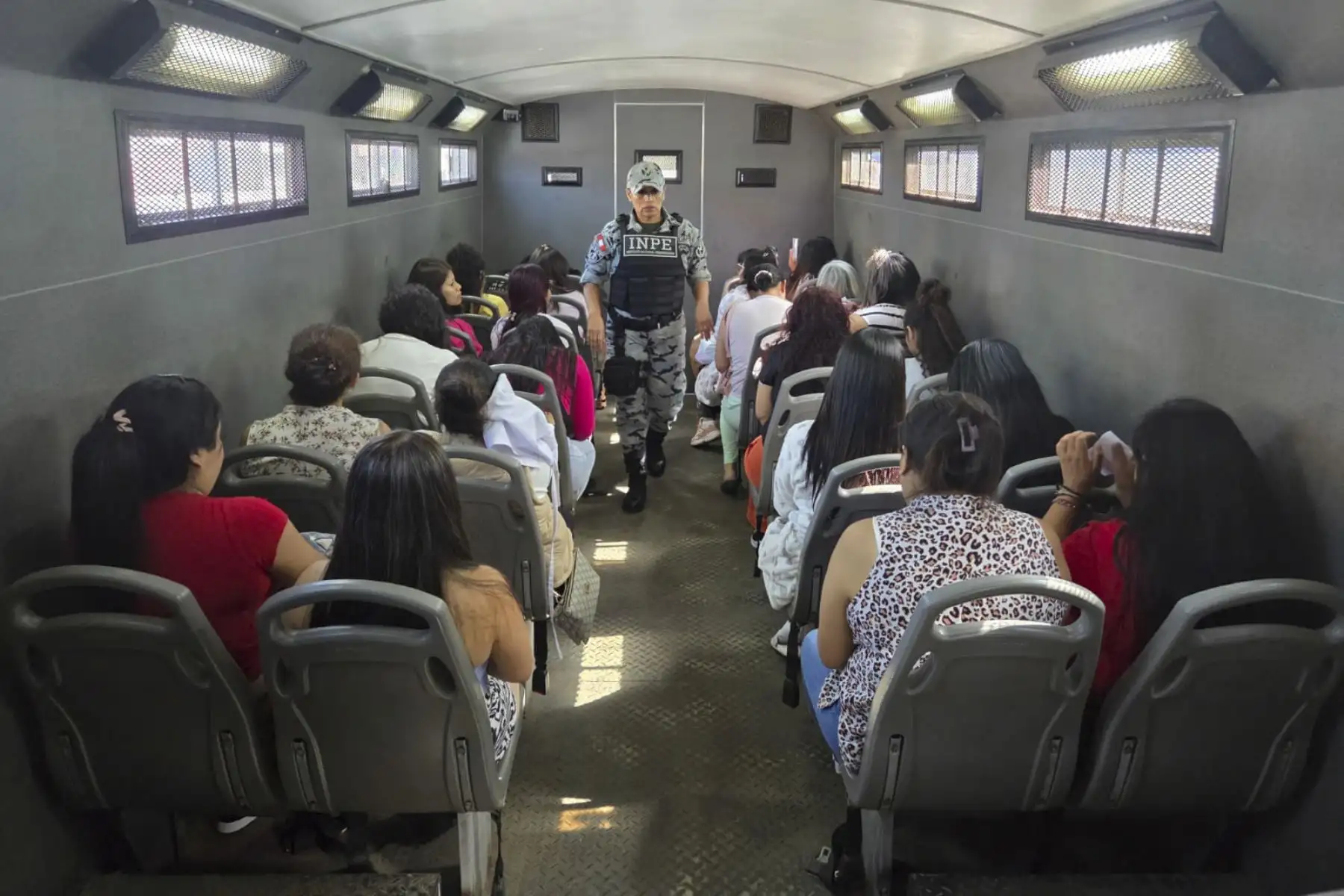 En el marco del Plan Nacional de Deshacinamiento, el ministro de Justicia y Derechos Humanos, Luis Jiménez Borra, supervisó el traslado a 48 internas del penal de Mujeres de Chorrillos al E.P. Virgen de Fátima. La operación se realizó esta mañana con el apoyo de más de 50 agentes penitenciarios. Foto: Minjus
