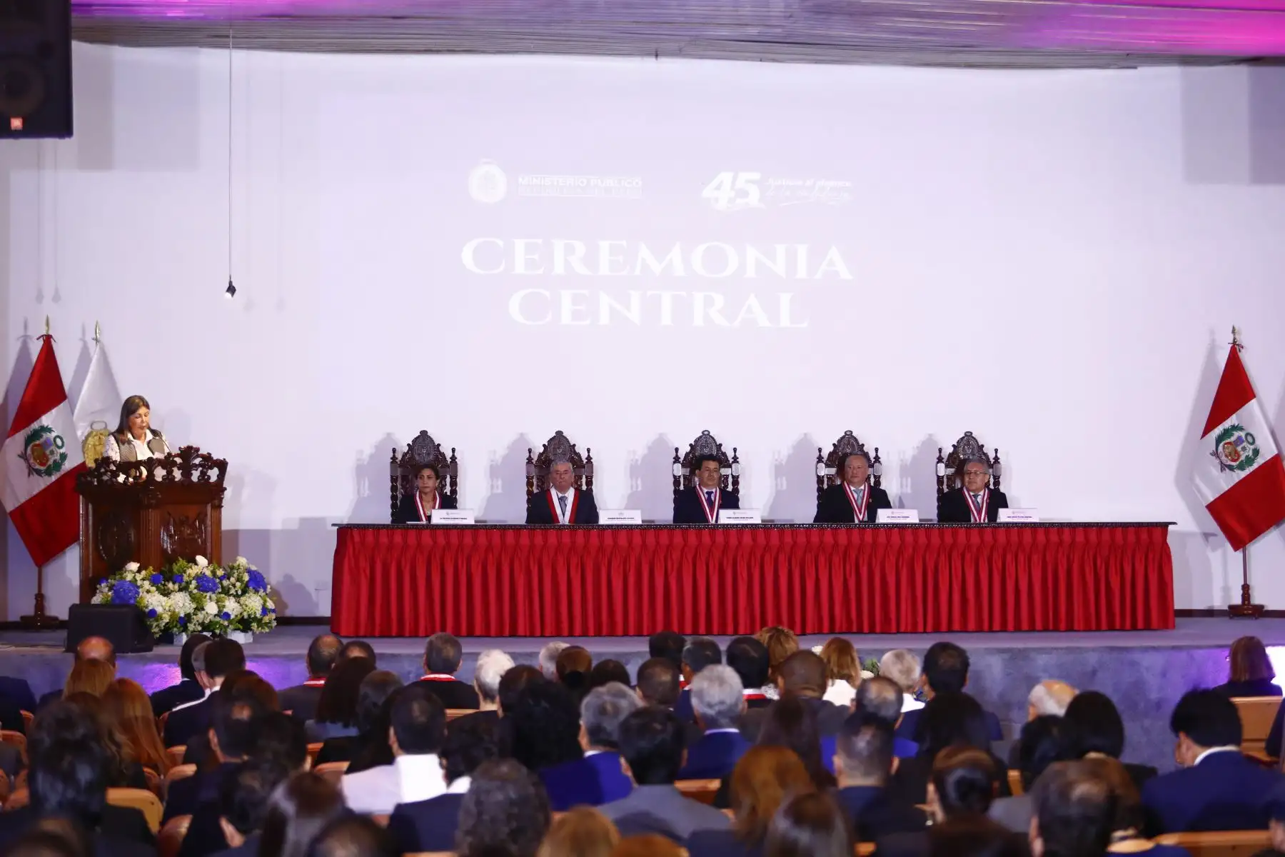 Hoy martes 12 de mayo de 2026 se realizó la ceremonia oficial para conmemorar el 45 aniversario del Ministerio Público en su sede central de la Av. Abancay, en el Cercado de Lima, que fue presidida por el Fiscal de la Nación, Tomás Gálvez, acompañado de importantes autoridades. Foto: ANDINA/Daniel Bracamonte