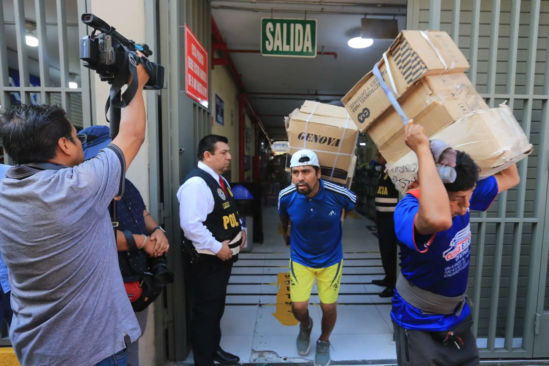 El alcalde de Lima, Renzo Reggiardo, anunció la recuperación de cuatro inmuebles de la Beneficencia de Lima en el Centro Histórico, que habían sido ocupados ilegalmente por una presunta organización criminal dedicada a la usurpación de propiedades y falsificación de documentos. La intervención se realizó en un megaoperativo junto a la Fiscalía y la Policía Nacional. Foto: ANDINA/Héctor Vinces