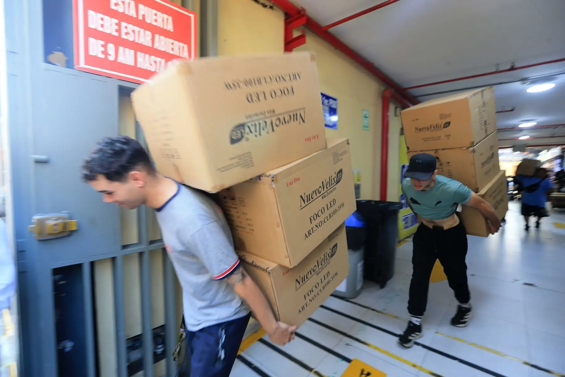 El alcalde de Lima, Renzo Reggiardo, anunció la recuperación de cuatro inmuebles de la Beneficencia de Lima en el Centro Histórico, que habían sido ocupados ilegalmente por una presunta organización criminal dedicada a la usurpación de propiedades y falsificación de documentos. La intervención se realizó en un megaoperativo junto a la Fiscalía y la Policía Nacional. Foto: ANDINA/Héctor Vinces