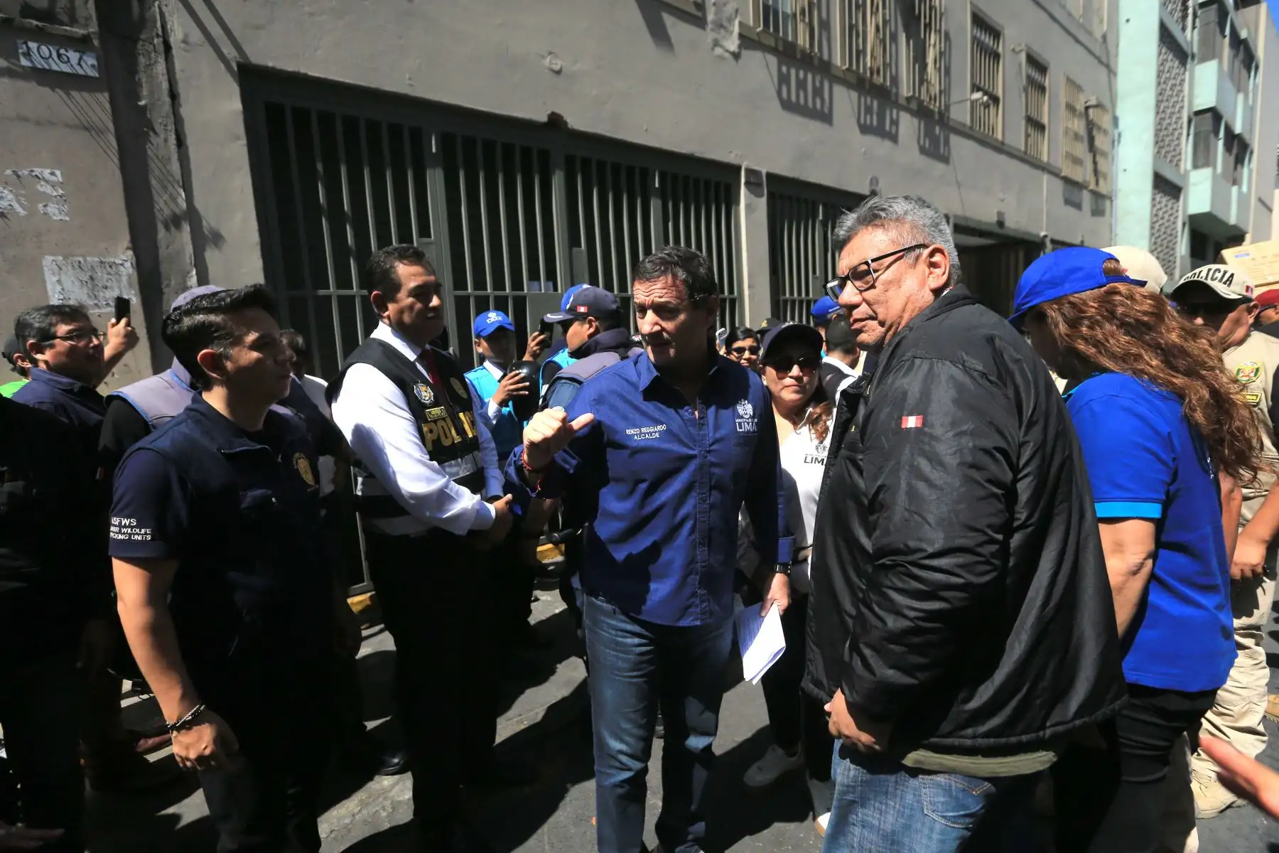 El alcalde de Lima, Renzo Reggiardo, anunció la recuperación de cuatro inmuebles de la Beneficencia de Lima en el Centro Histórico, que habían sido ocupados ilegalmente por una presunta organización criminal dedicada a la usurpación de propiedades y falsificación de documentos. La intervención se realizó en un megaoperativo junto a la Fiscalía y la Policía Nacional. Foto: ANDINA/Héctor Vinces