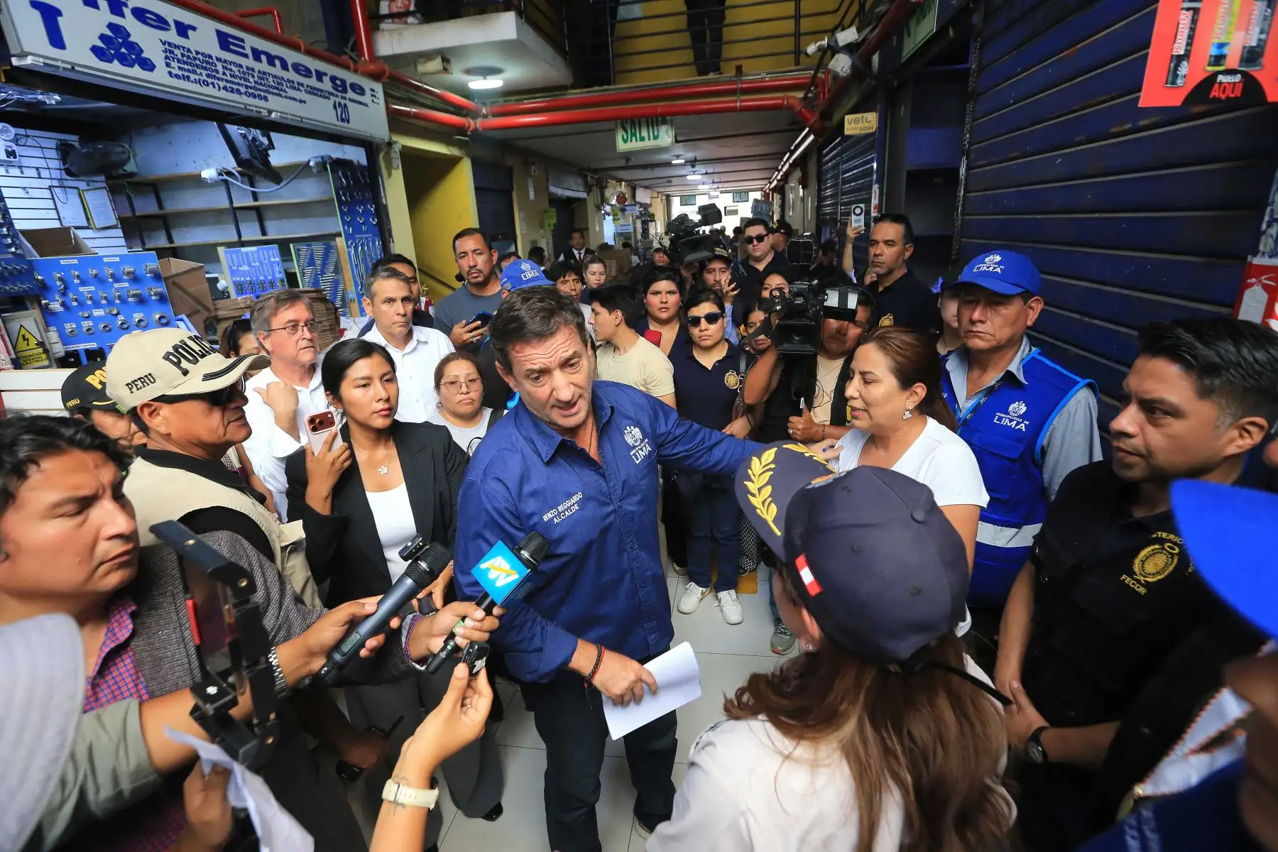 El alcalde de Lima, Renzo Reggiardo, anunció la recuperación de cuatro inmuebles de la Beneficencia de Lima en el Centro Histórico, que habían sido ocupados ilegalmente por una presunta organización criminal dedicada a la usurpación de propiedades y falsificación de documentos. La intervención se realizó en un megaoperativo junto a la Fiscalía y la Policía Nacional. Foto: ANDINA/Héctor Vinces
