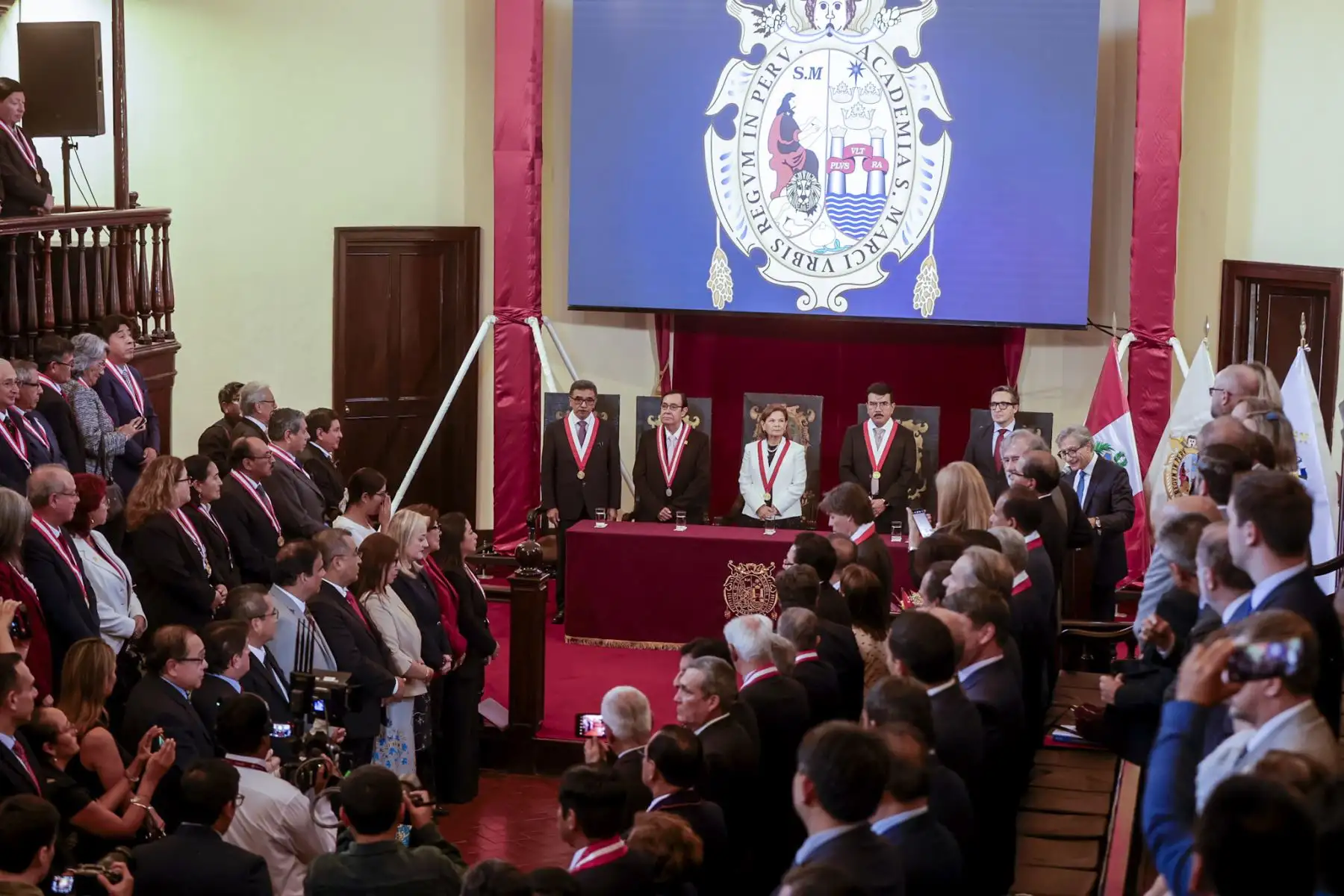 La UNMSM realizó una sesión solemne por su 475° aniversario. La ceremonia estuvo liderada por la rectora, doctora Jeri Gloria Ramón Ruffner de Vega, junto al vicerrector académico de pregrado, doctor Carlos Francisco Cabrera Carranza; el vicerrector de Investigación y Posgrado, doctor José Segundo Niño Montero; y el doctor Luis Fernando Pérez Vargas, presidente de la Comisión de las Actividades Conmemorativas por el 475.º aniversario de la UNMSM. Foto: ANDINA/Luis Iparraguirre
