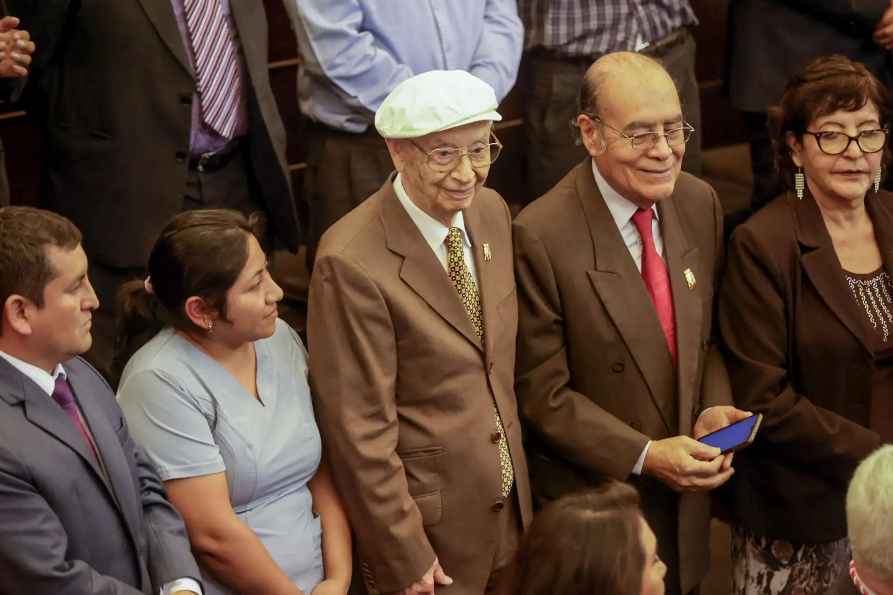 La UNMSM realizó una sesión solemne por su 475° aniversario. La ceremonia estuvo liderada por la rectora, doctora Jeri Gloria Ramón Ruffner de Vega, junto al vicerrector académico de pregrado, doctor Carlos Francisco Cabrera Carranza; el vicerrector de Investigación y Posgrado, doctor José Segundo Niño Montero; y el doctor Luis Fernando Pérez Vargas, presidente de la Comisión de las Actividades Conmemorativas por el 475.º aniversario de la UNMSM. Foto: ANDINA/Luis Iparraguirre