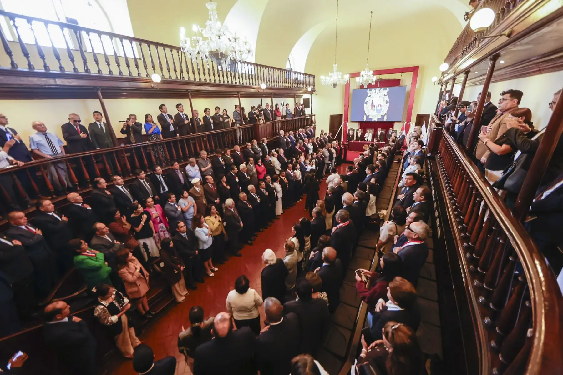 La UNMSM realizó una sesión solemne por su 475° aniversario. La ceremonia estuvo liderada por la rectora, doctora Jeri Gloria Ramón Ruffner de Vega, junto al vicerrector académico de pregrado, doctor Carlos Francisco Cabrera Carranza; el vicerrector de Investigación y Posgrado, doctor José Segundo Niño Montero; y el doctor Luis Fernando Pérez Vargas, presidente de la Comisión de las Actividades Conmemorativas por el 475.º aniversario de la UNMSM. Foto: ANDINA/Luis Iparraguirre