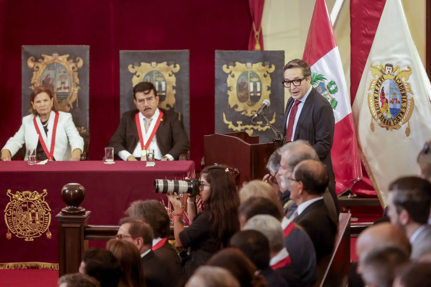 La UNMSM realizó una sesión solemne por su 475° aniversario. La ceremonia estuvo liderada por la rectora, doctora Jeri Gloria Ramón Ruffner de Vega, junto al vicerrector académico de pregrado, doctor Carlos Francisco Cabrera Carranza; el vicerrector de Investigación y Posgrado, doctor José Segundo Niño Montero; y el doctor Luis Fernando Pérez Vargas, presidente de la Comisión de las Actividades Conmemorativas por el 475.º aniversario de la UNMSM. Foto: ANDINA/Luis Iparraguirre