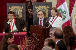 La UNMSM realizó una sesión solemne por su 475° aniversario. La ceremonia estuvo liderada por la rectora, doctora Jeri Gloria Ramón Ruffner de Vega, junto al vicerrector académico de pregrado, doctor Carlos Francisco Cabrera Carranza; el vicerrector de Investigación y Posgrado, doctor José Segundo Niño Montero; y el doctor Luis Fernando Pérez Vargas, presidente de la Comisión de las Actividades Conmemorativas por el 475.º aniversario de la UNMSM. Foto: ANDINA/Luis Iparraguirre