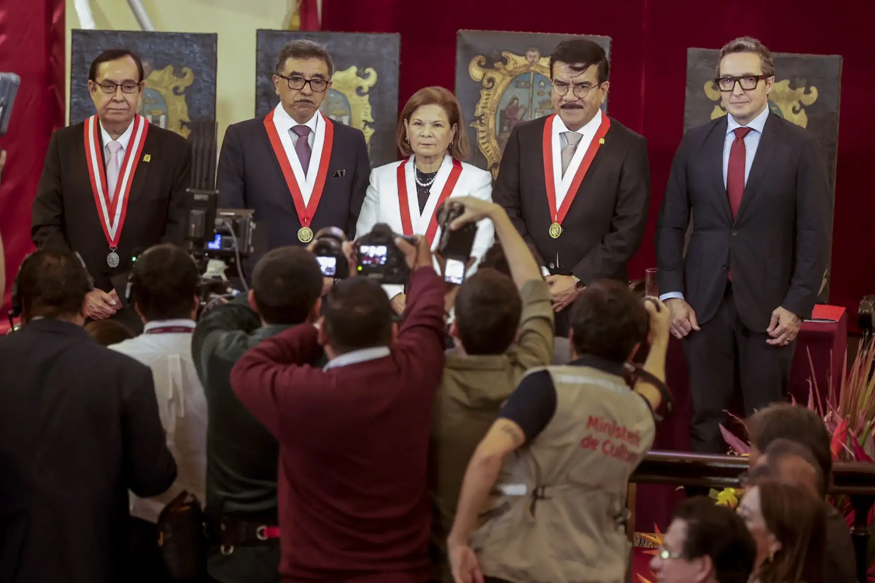 La UNMSM realizó una sesión solemne por su 475.° aniversario. La ceremonia fue encabezada por la rectora, doctora Jeri Gloria Ramón Ruffner de Vega, junto al vicerrector académico de Pregrado, doctor Carlos Francisco Cabrera Carranza; el vicerrector de Investigación y Posgrado, doctor José Segundo Niño Montero; y el doctor Luis Fernando Pérez Vargas, presidente de la Comisión de Actividades Conmemorativas por el 475.° aniversario de la UNMSM. Foto: ANDINA/Luis Iparraguirre